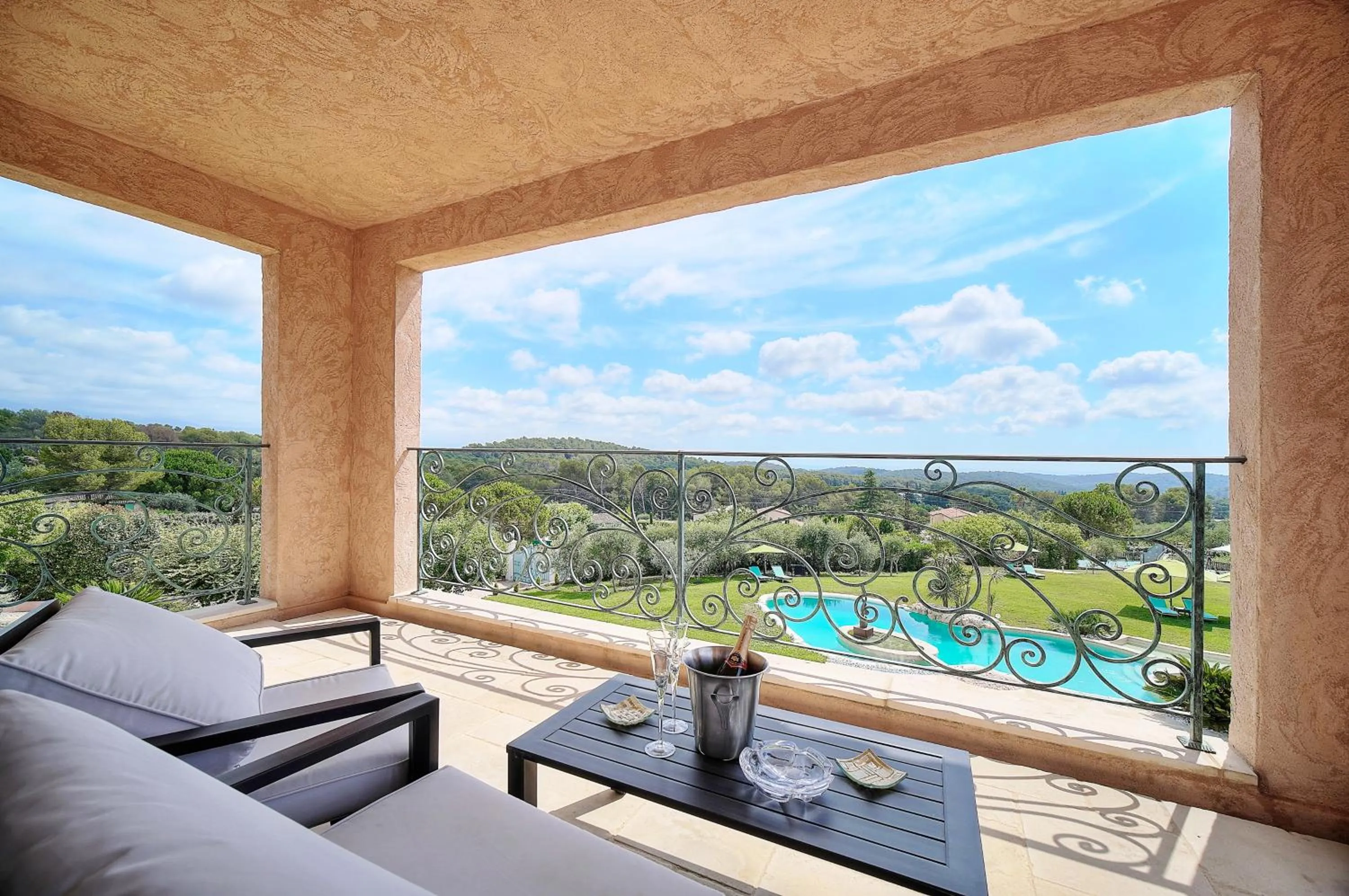 "AU HAVRE DE PAIX" 5 étoiles Prestige jacuzzi, hammam, sauna, PISCINE chauffée Mougins Cannes Grasse