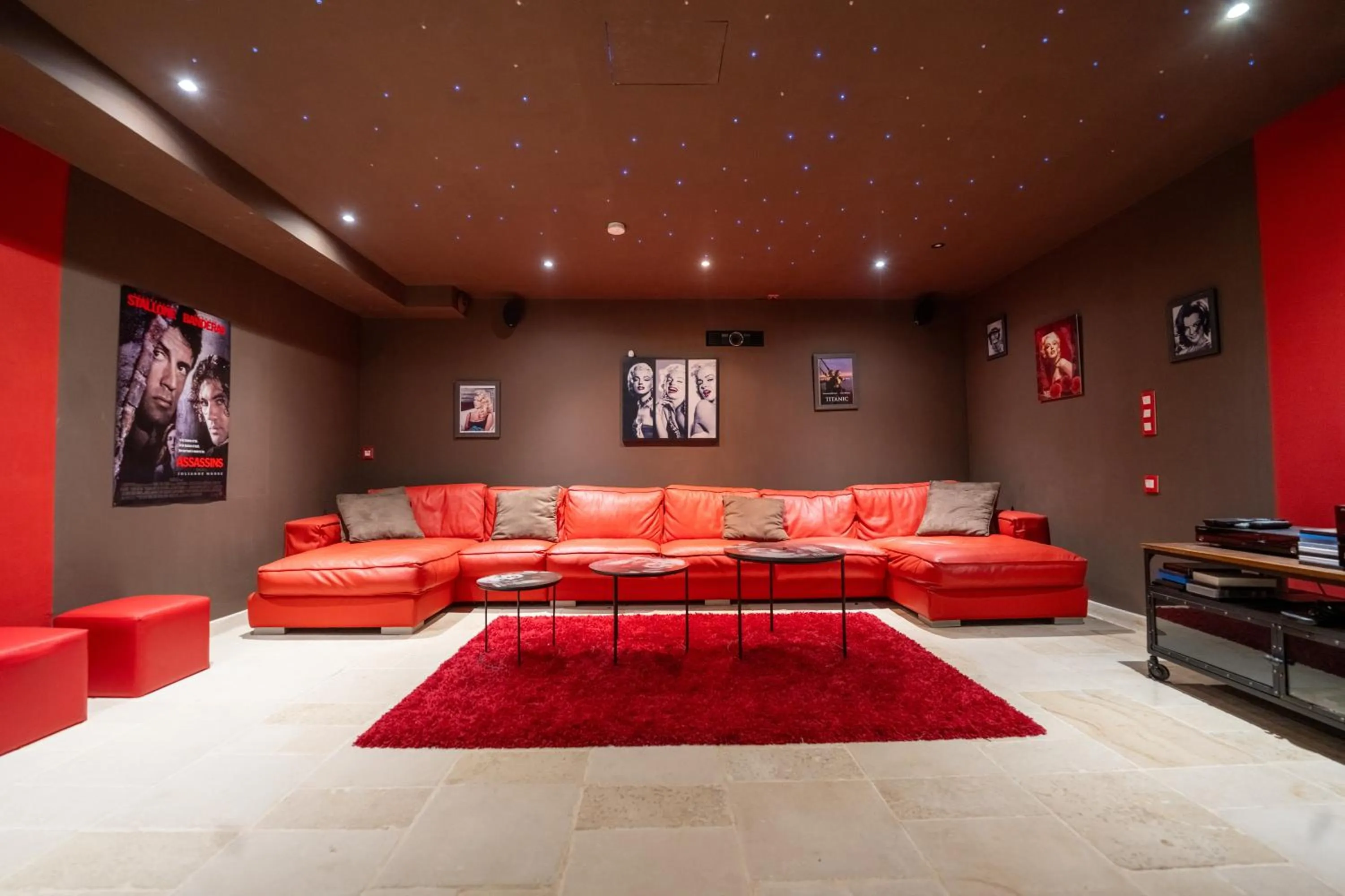 TV and multimedia in "AU HAVRE DE PAIX" 5 étoiles Prestige jacuzzi, hammam, sauna, PISCINE chauffée Mougins Cannes Grasse