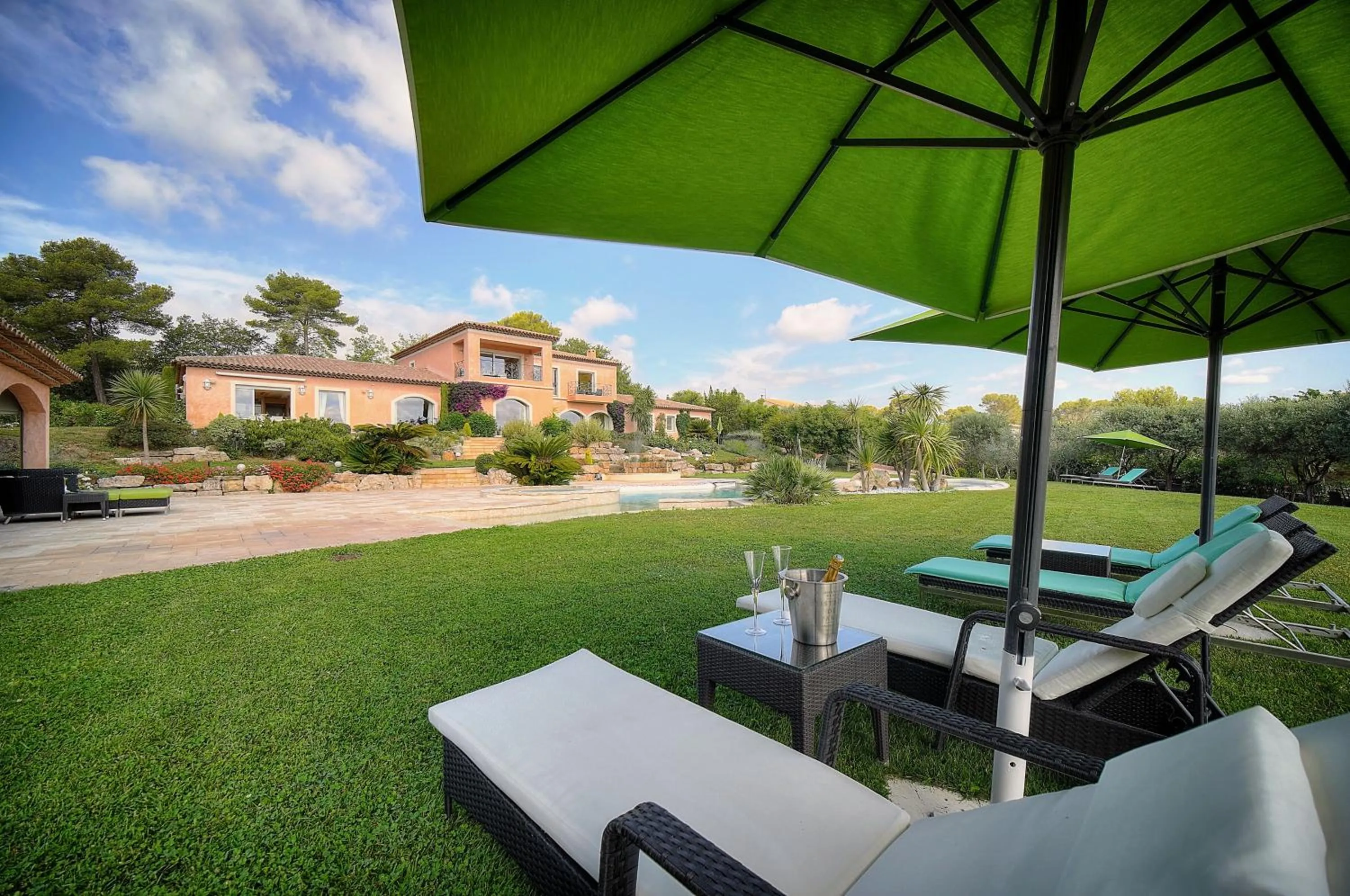 Property building in "AU HAVRE DE PAIX" 5 étoiles Prestige jacuzzi, hammam, sauna, PISCINE chauffée Mougins Cannes Grasse