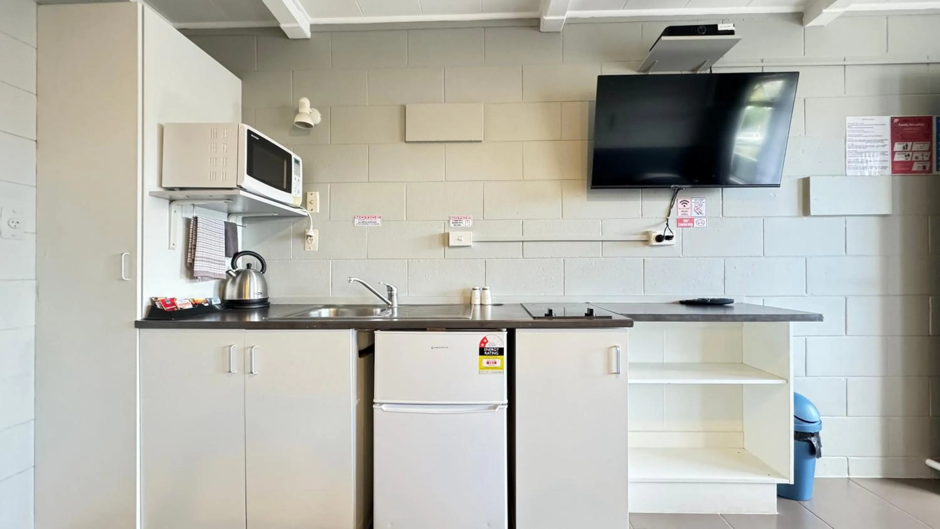 Kitchen or kitchenette in Central Court Motel