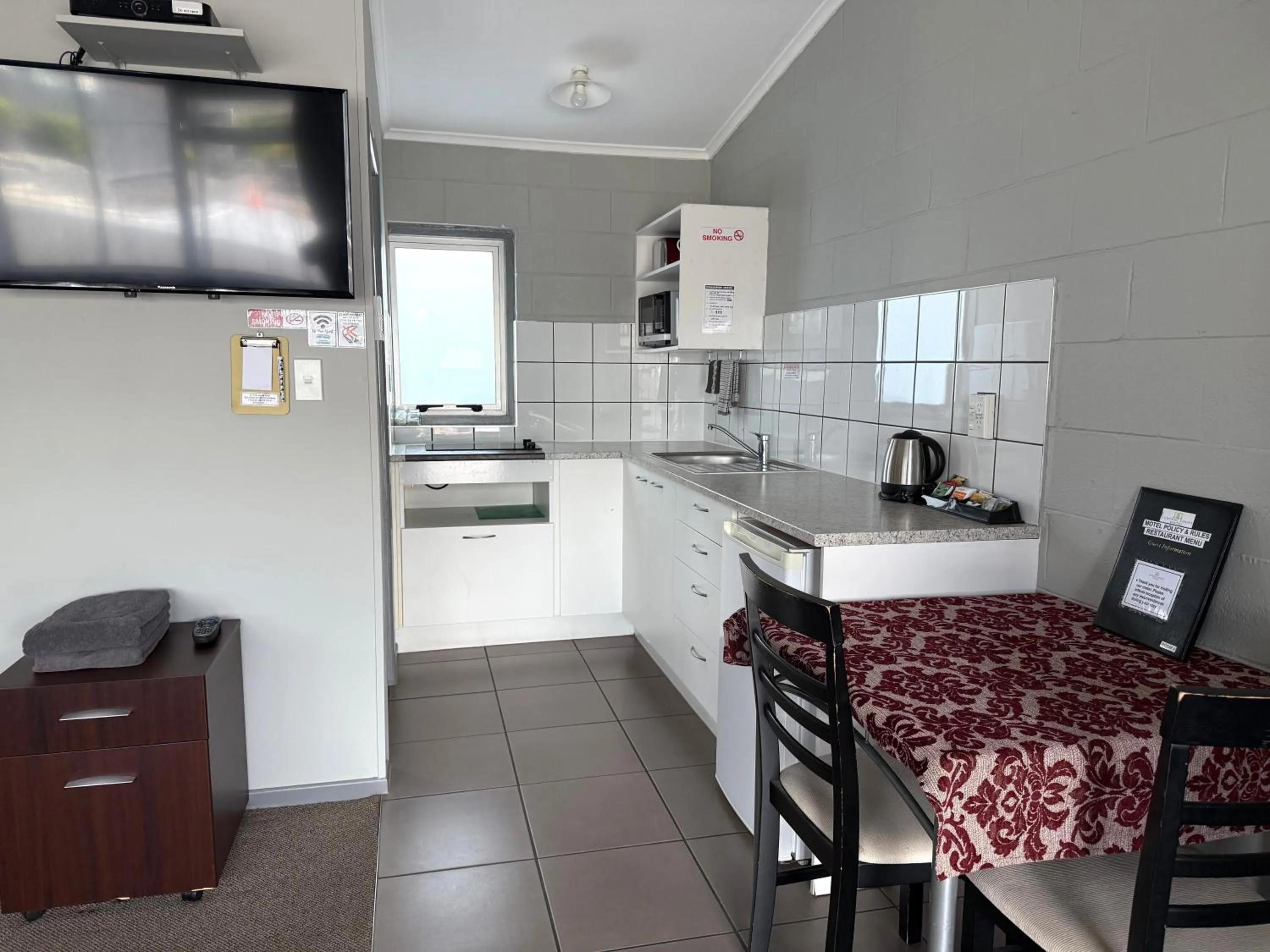 Kitchen or kitchenette in Central Court Motel