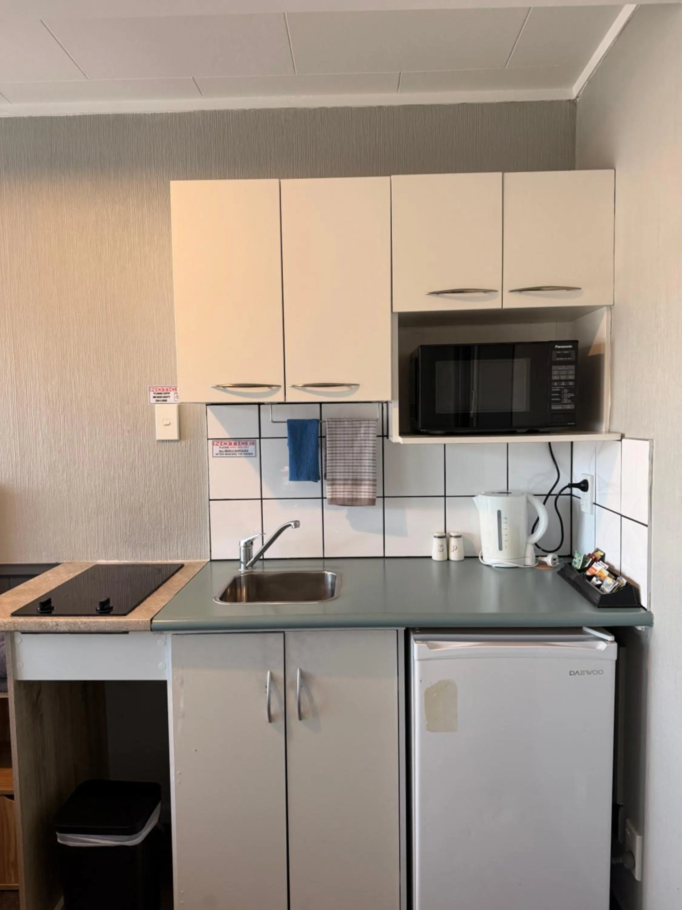 Kitchen or kitchenette in Central Court Motel