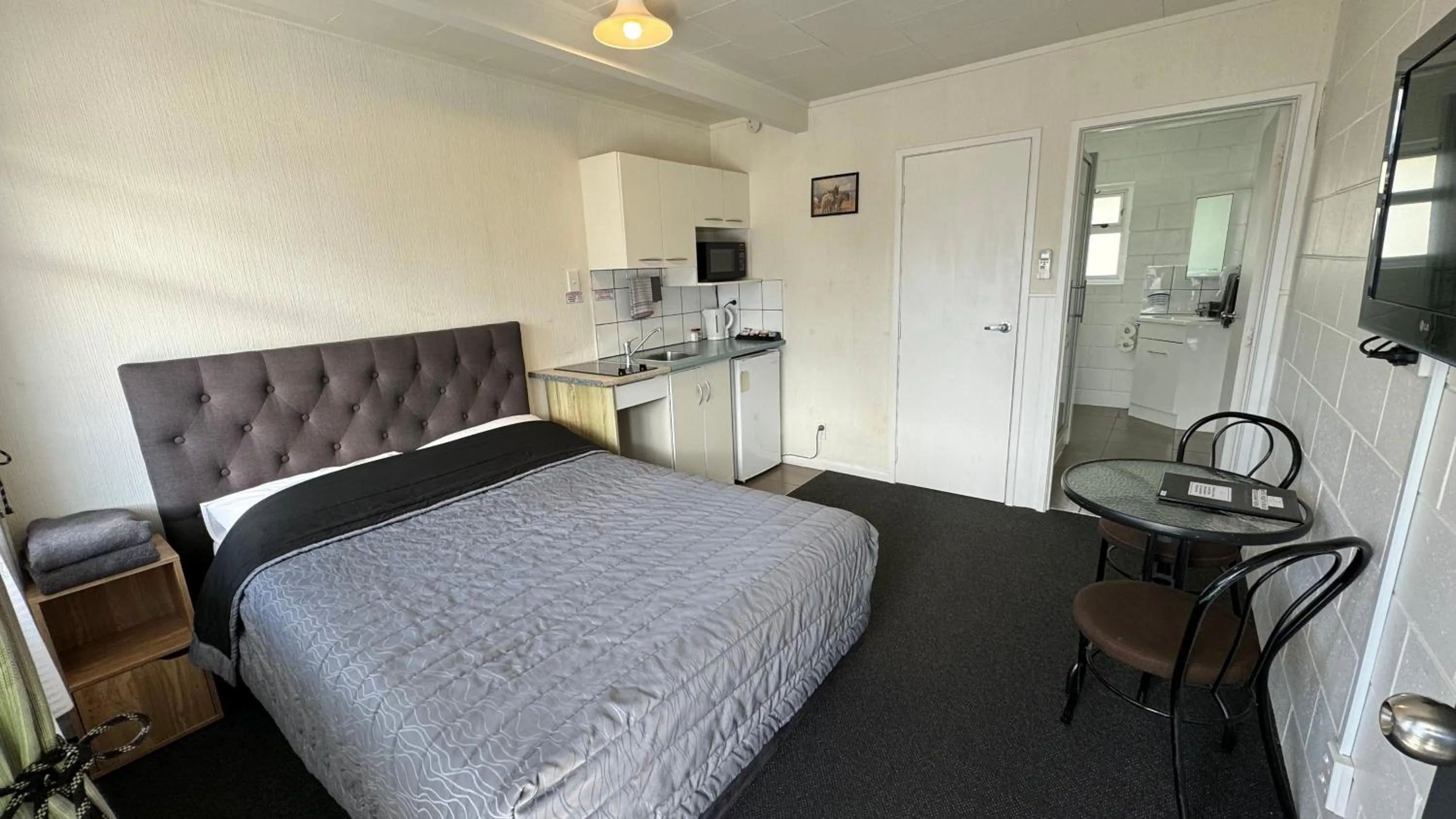Photo of the whole room, Bed in Central Court Motel