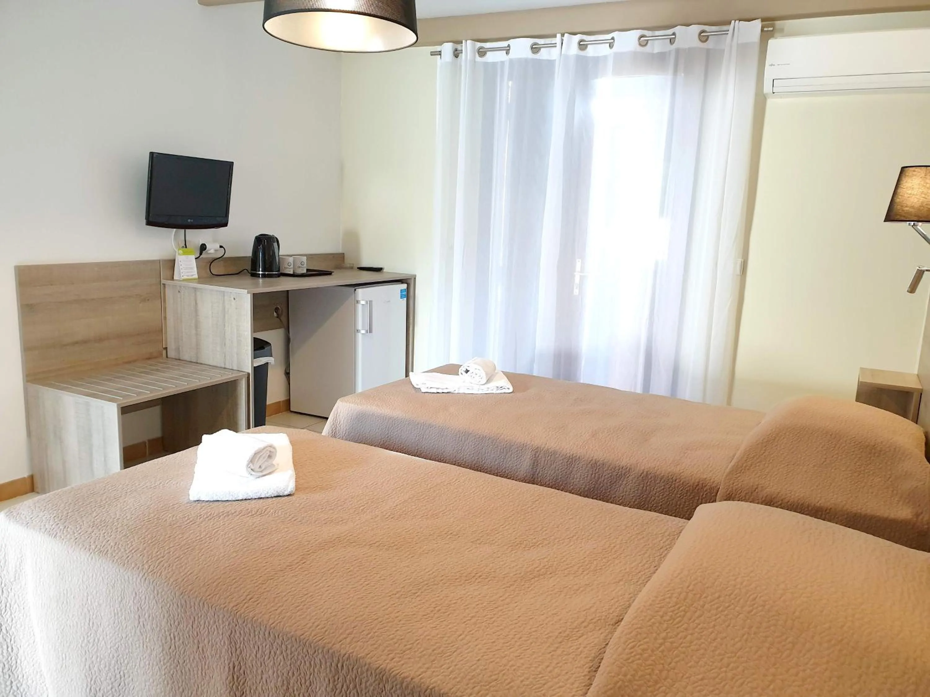 Coffee/tea facilities, Bed in Hotel Olmuccio