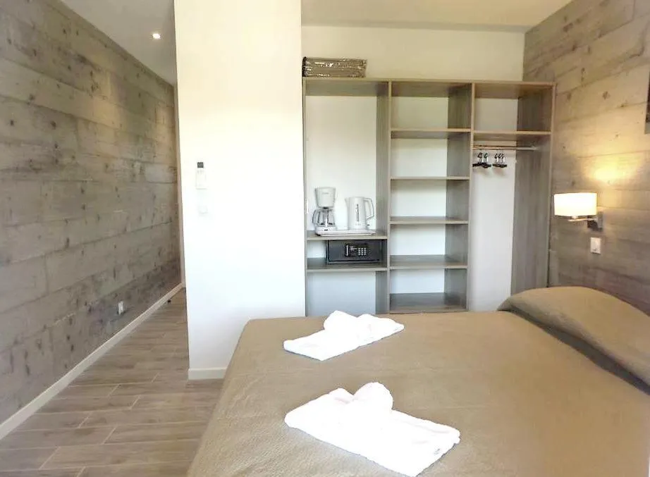 Coffee/tea facilities, Bed in Hotel Olmuccio