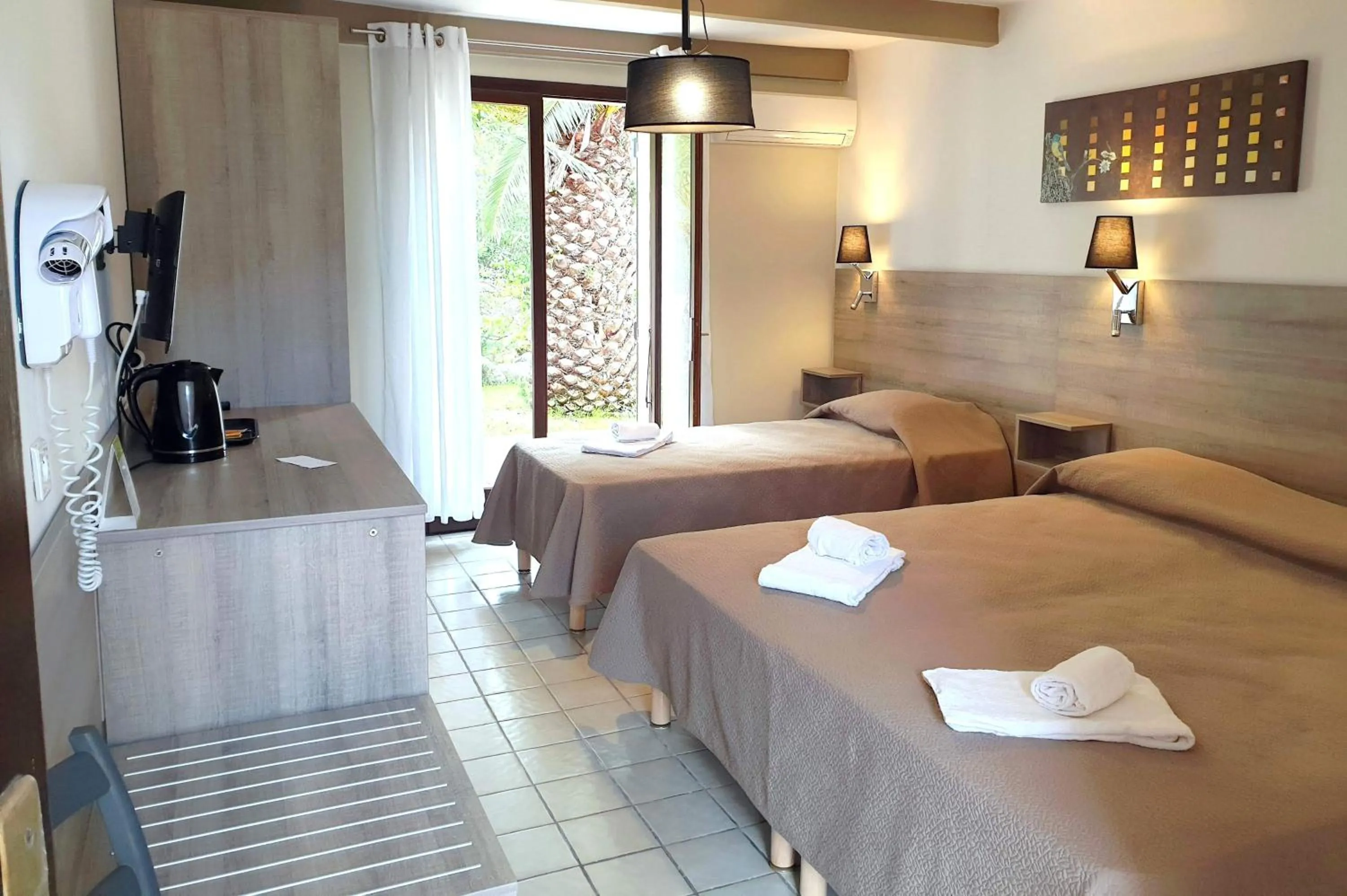 Coffee/tea facilities, Bed in Hotel Olmuccio