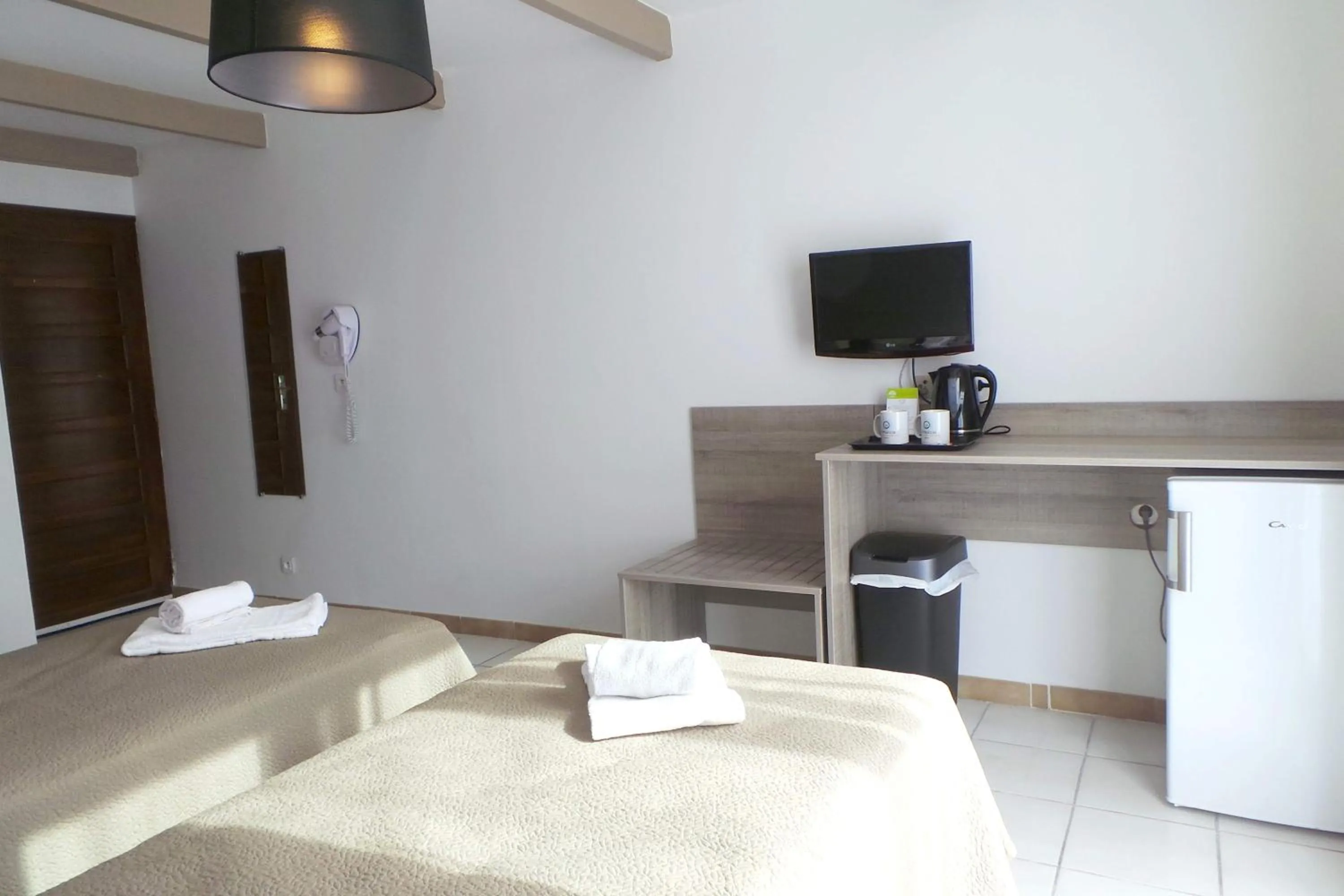 Coffee/tea facilities, Bed in Hotel Olmuccio