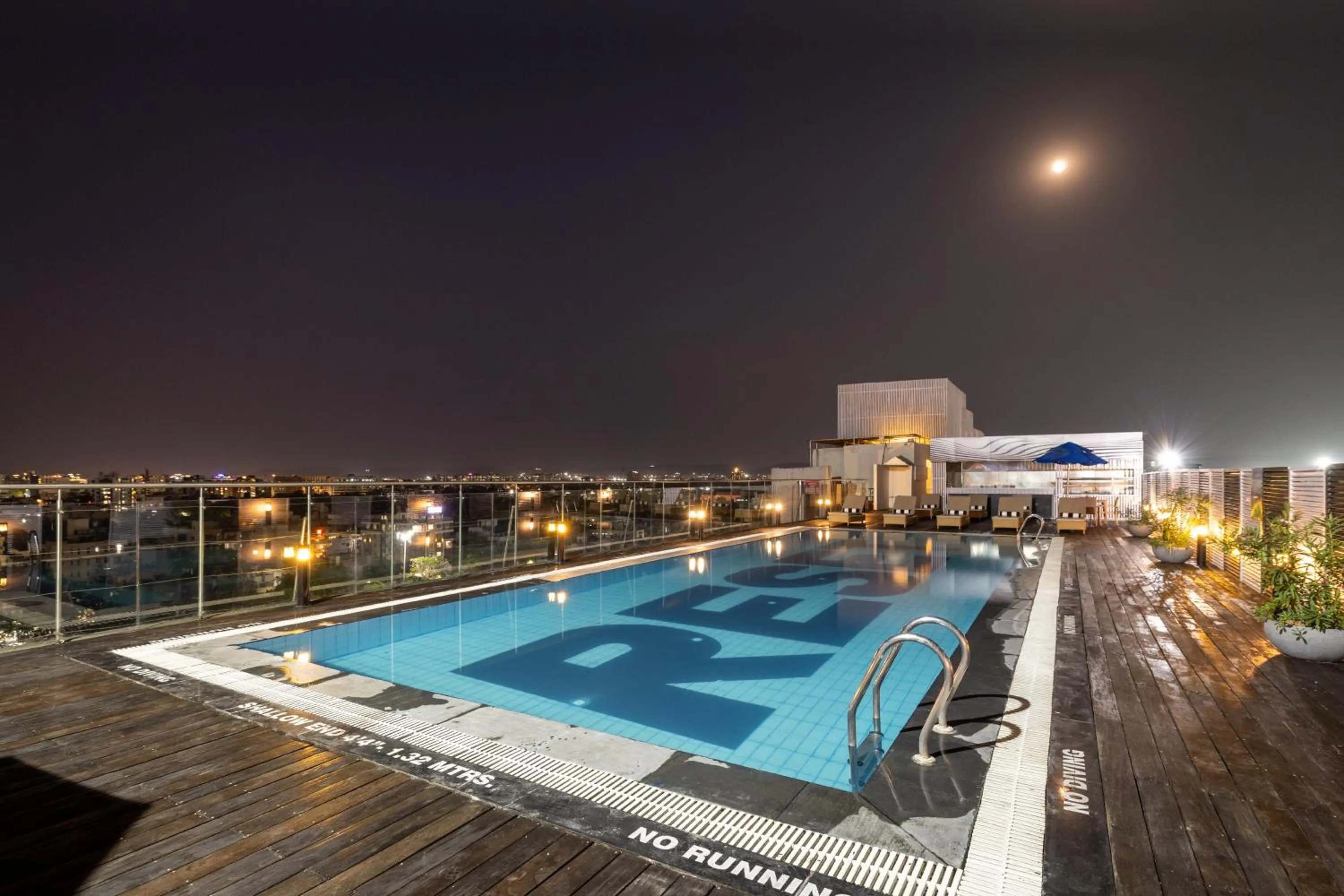 Swimming pool in Sunday Hotel Jaipur