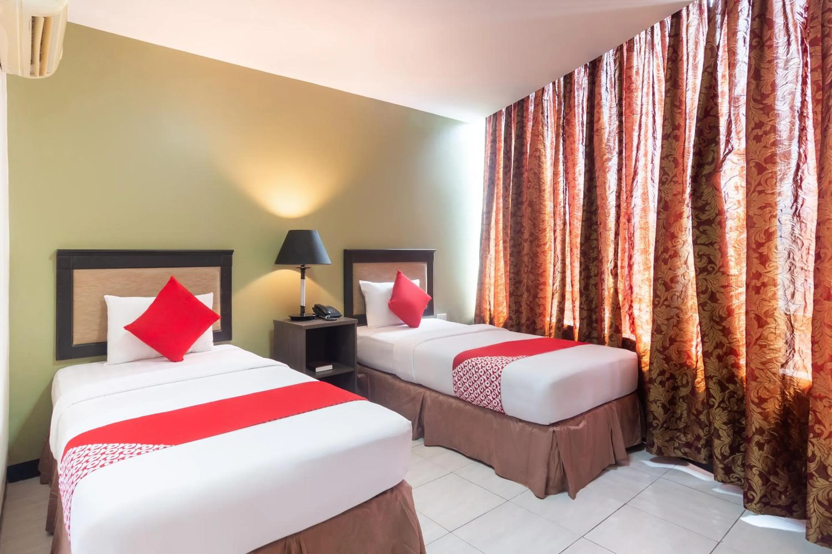 Bedroom in OYO 187 The Maxwell Hotel