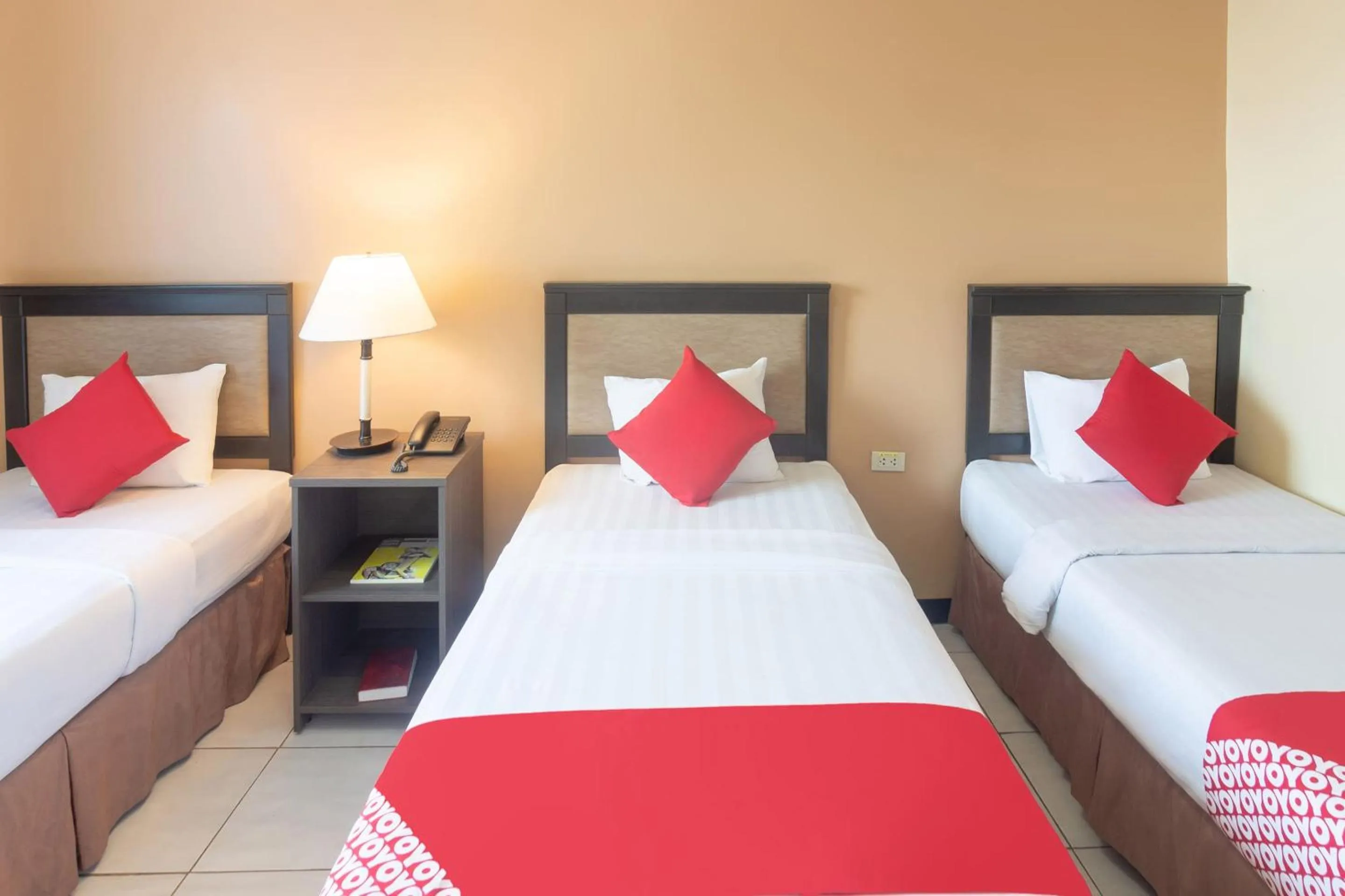 Bedroom in OYO 187 The Maxwell Hotel