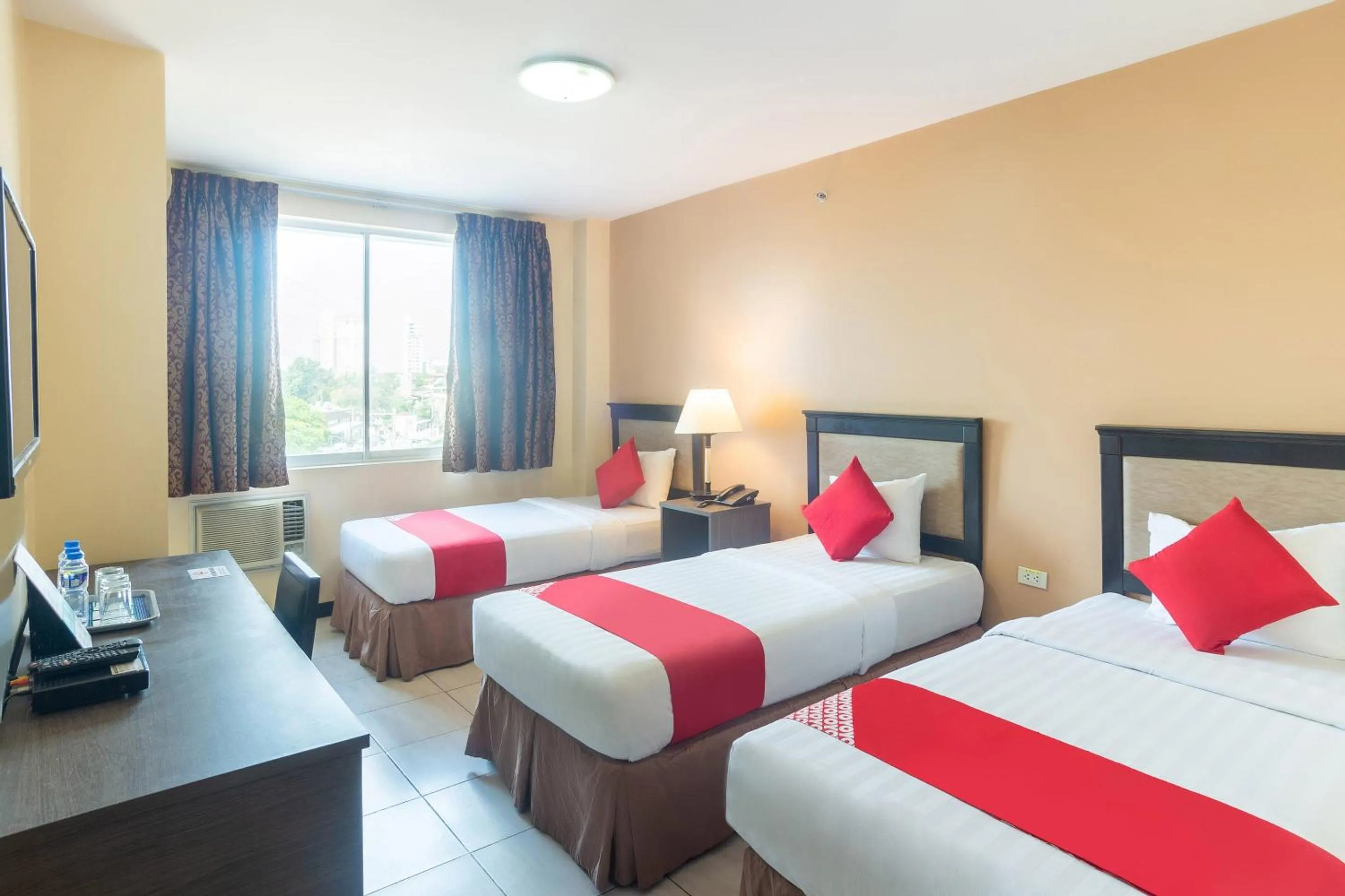 Bedroom in OYO 187 The Maxwell Hotel