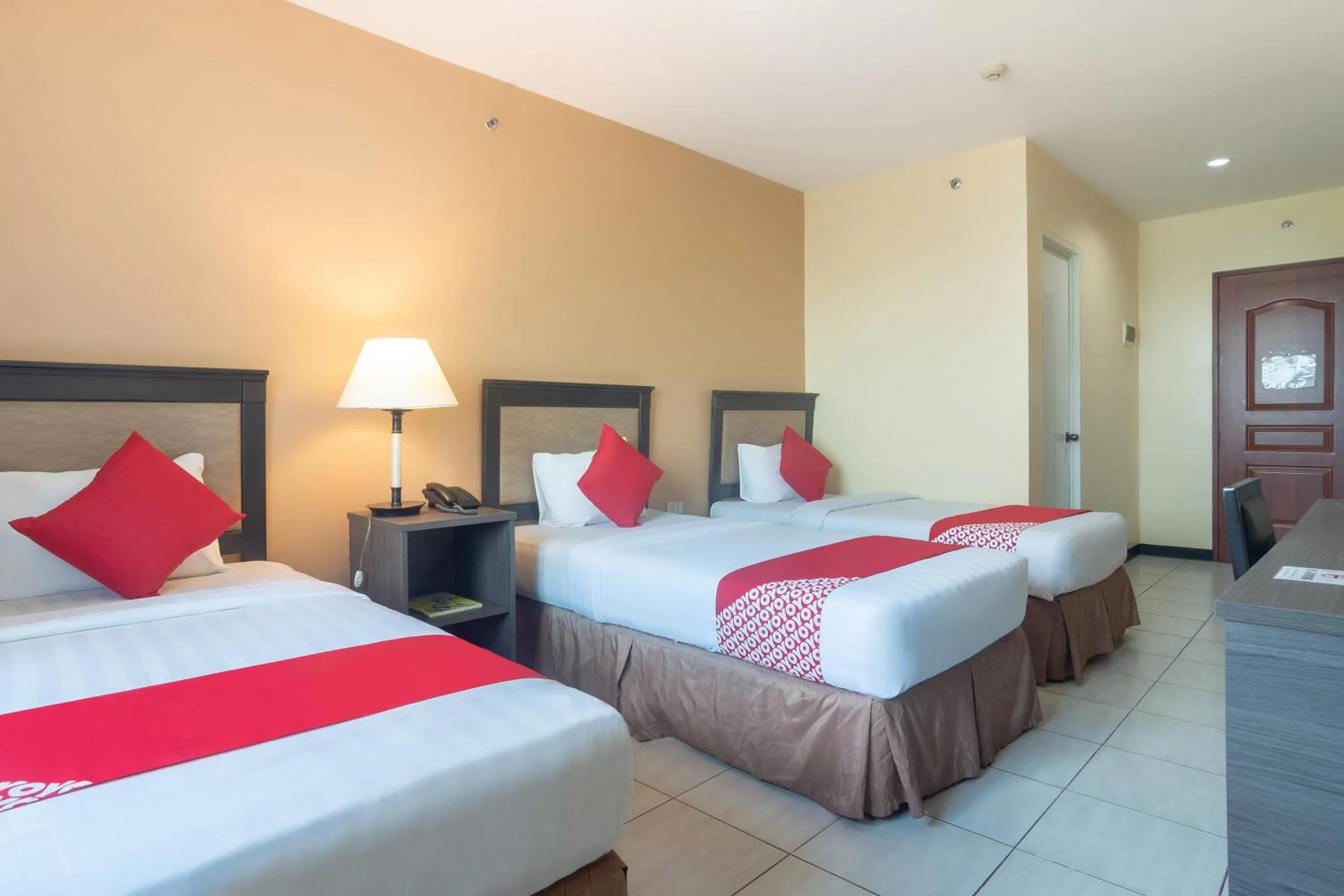 Bedroom in OYO 187 The Maxwell Hotel