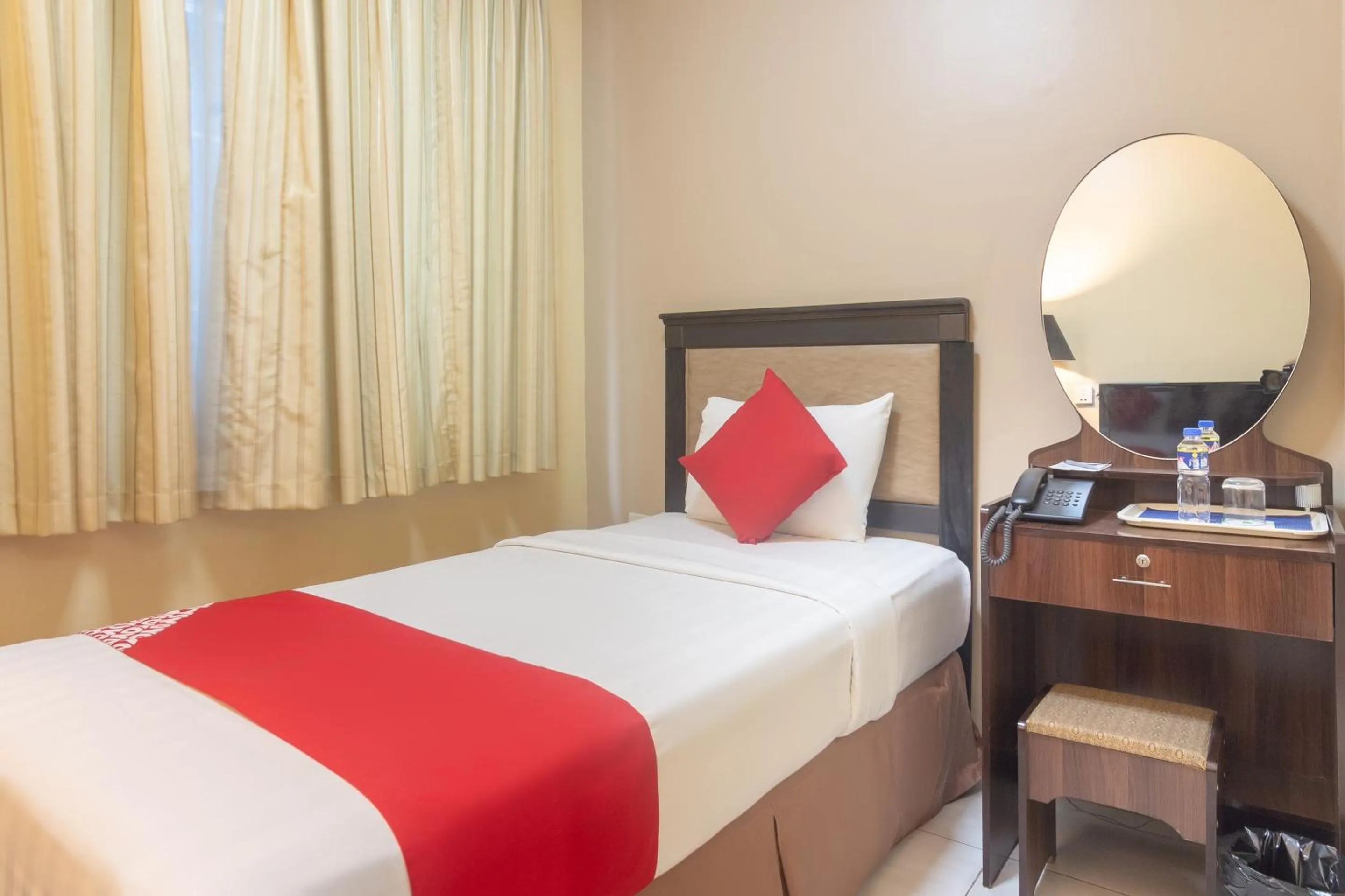 Bedroom in OYO 187 The Maxwell Hotel
