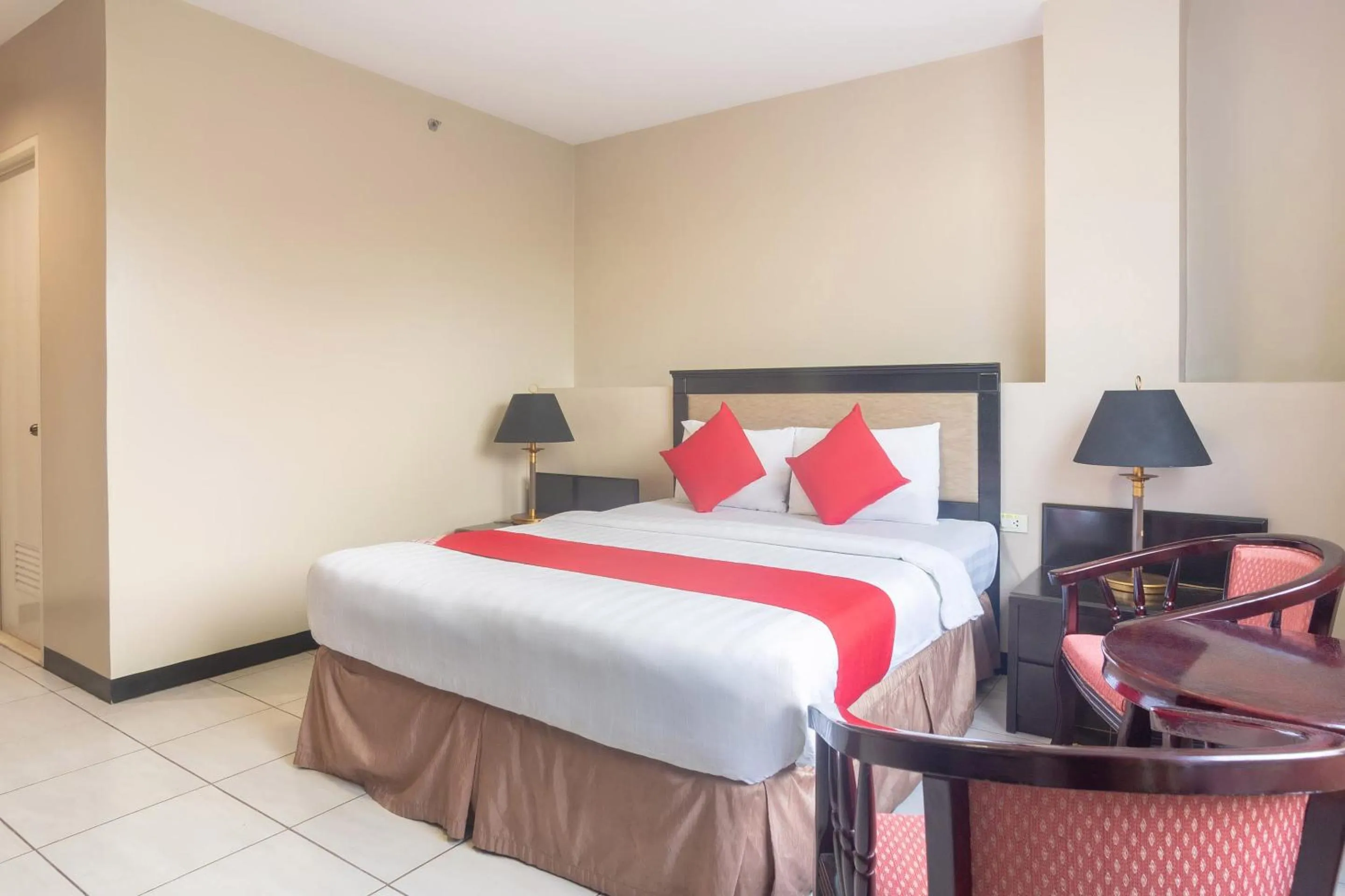 Bedroom in OYO 187 The Maxwell Hotel