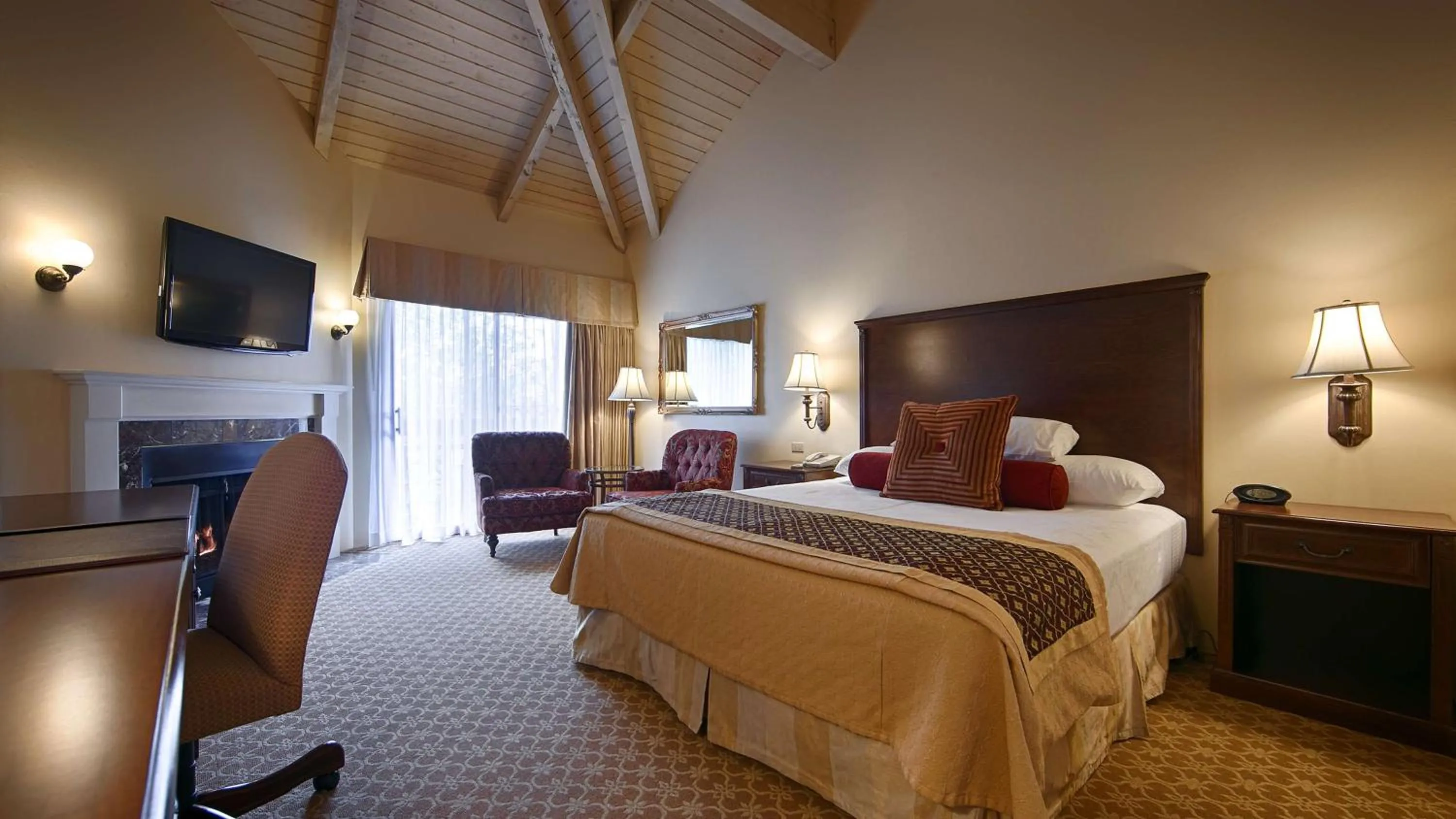 Seating area, Bed in Victorian Inn