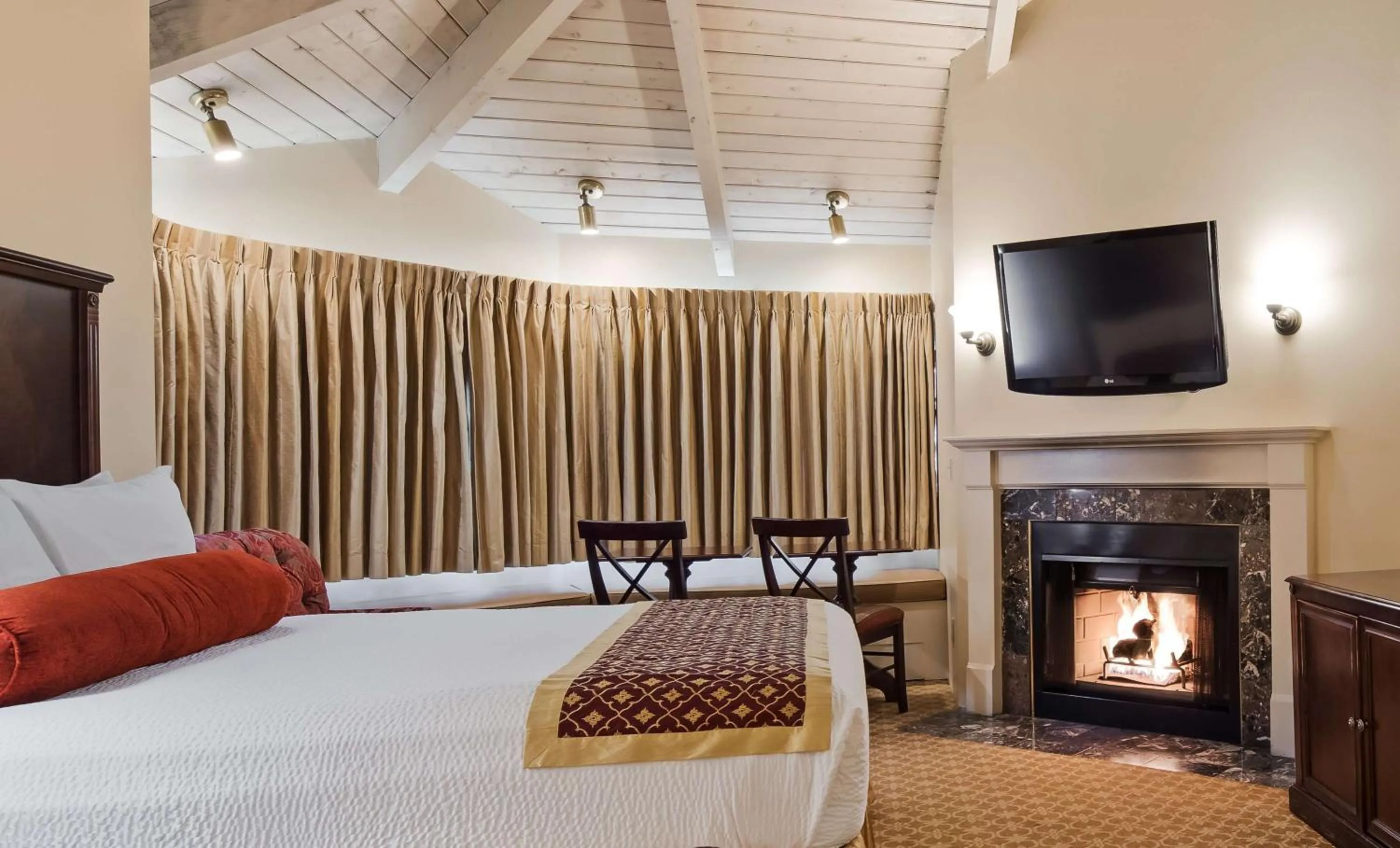 Photo of the whole room, Bed in Victorian Inn