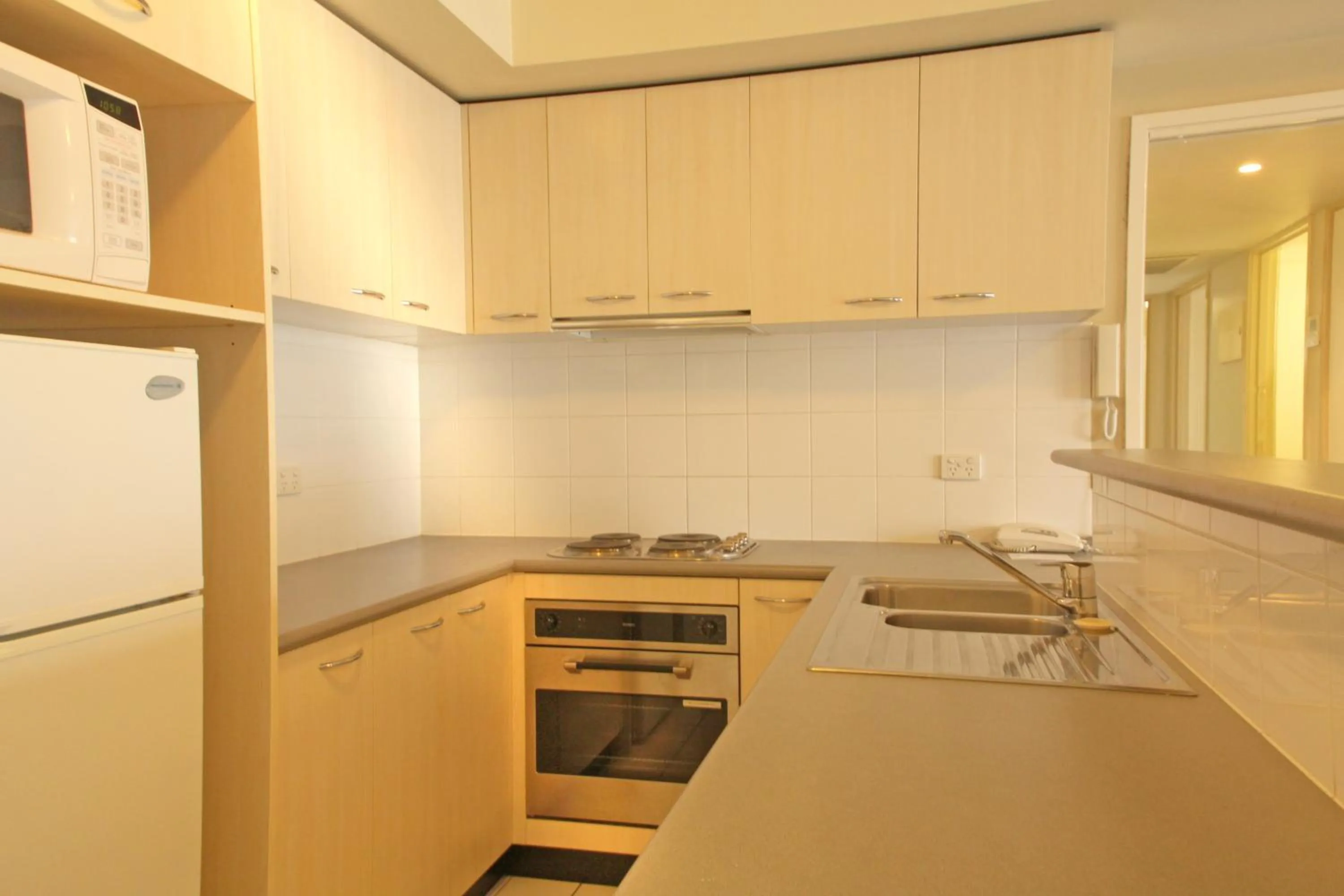 Kitchen or kitchenette in HarbourView Apartment Hotel (now Arrow on Spencer)