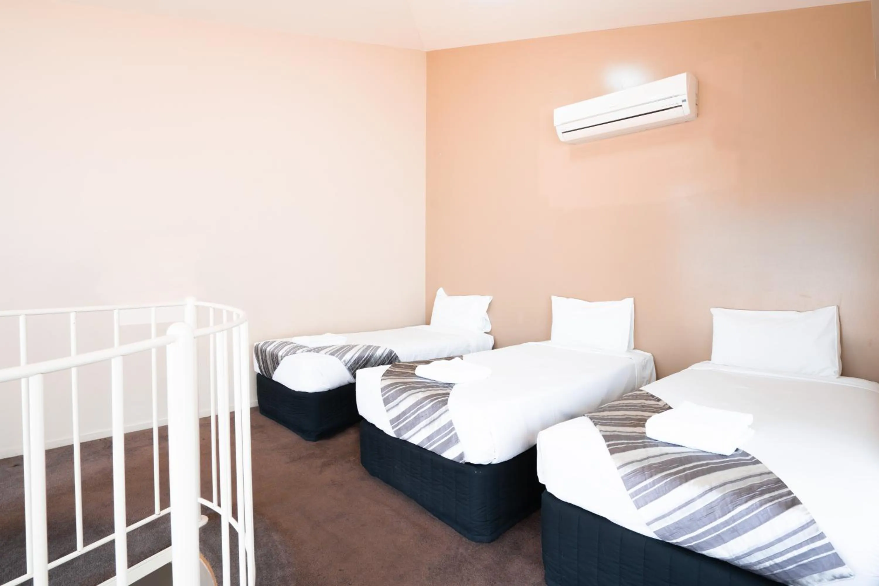 Bed in HarbourView Apartment Hotel (now Arrow on Spencer)