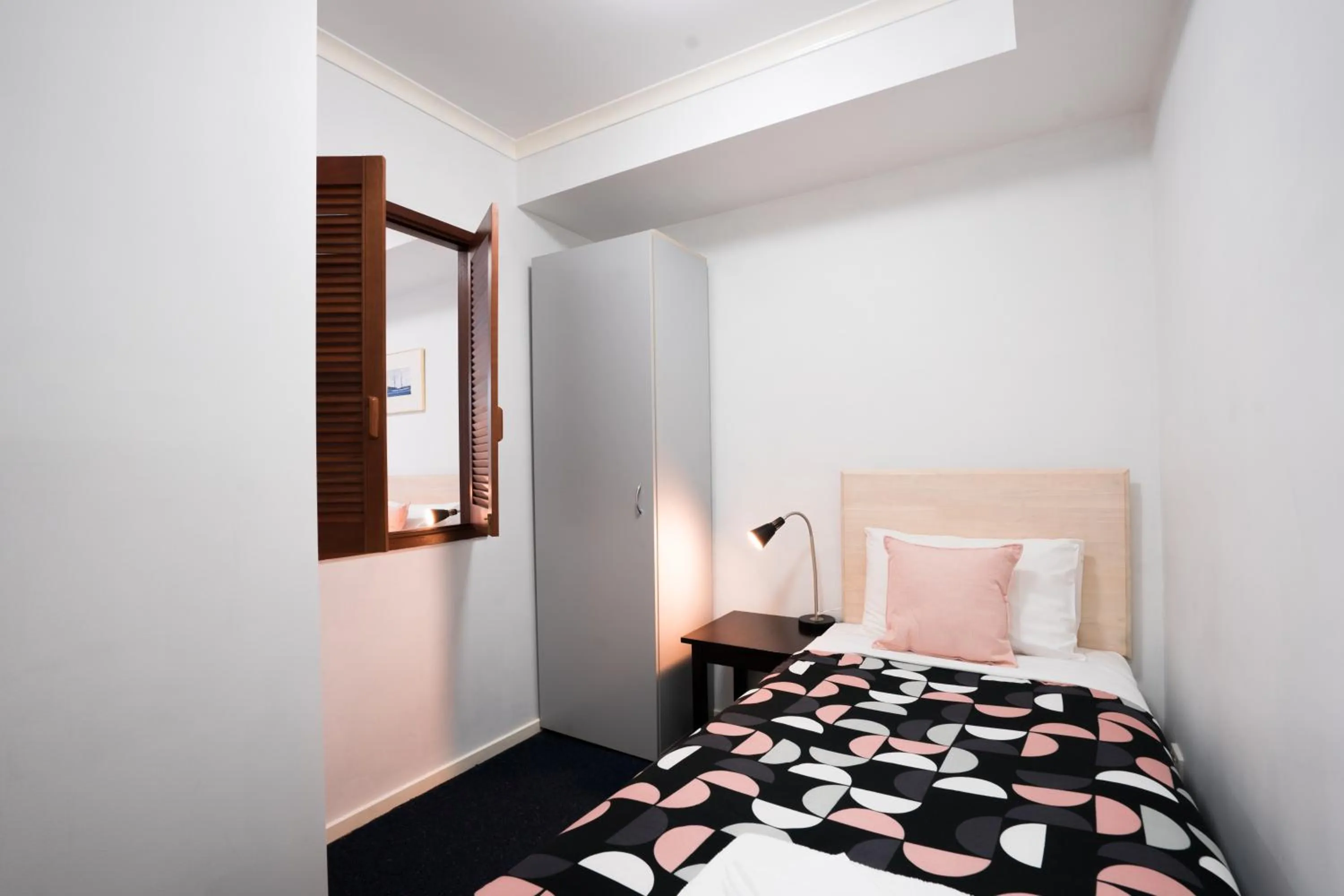 Bed in HarbourView Apartment Hotel (now Arrow on Spencer)