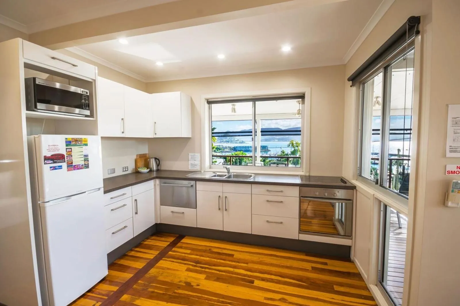 Kitchen or kitchenette in Airlie Apartments