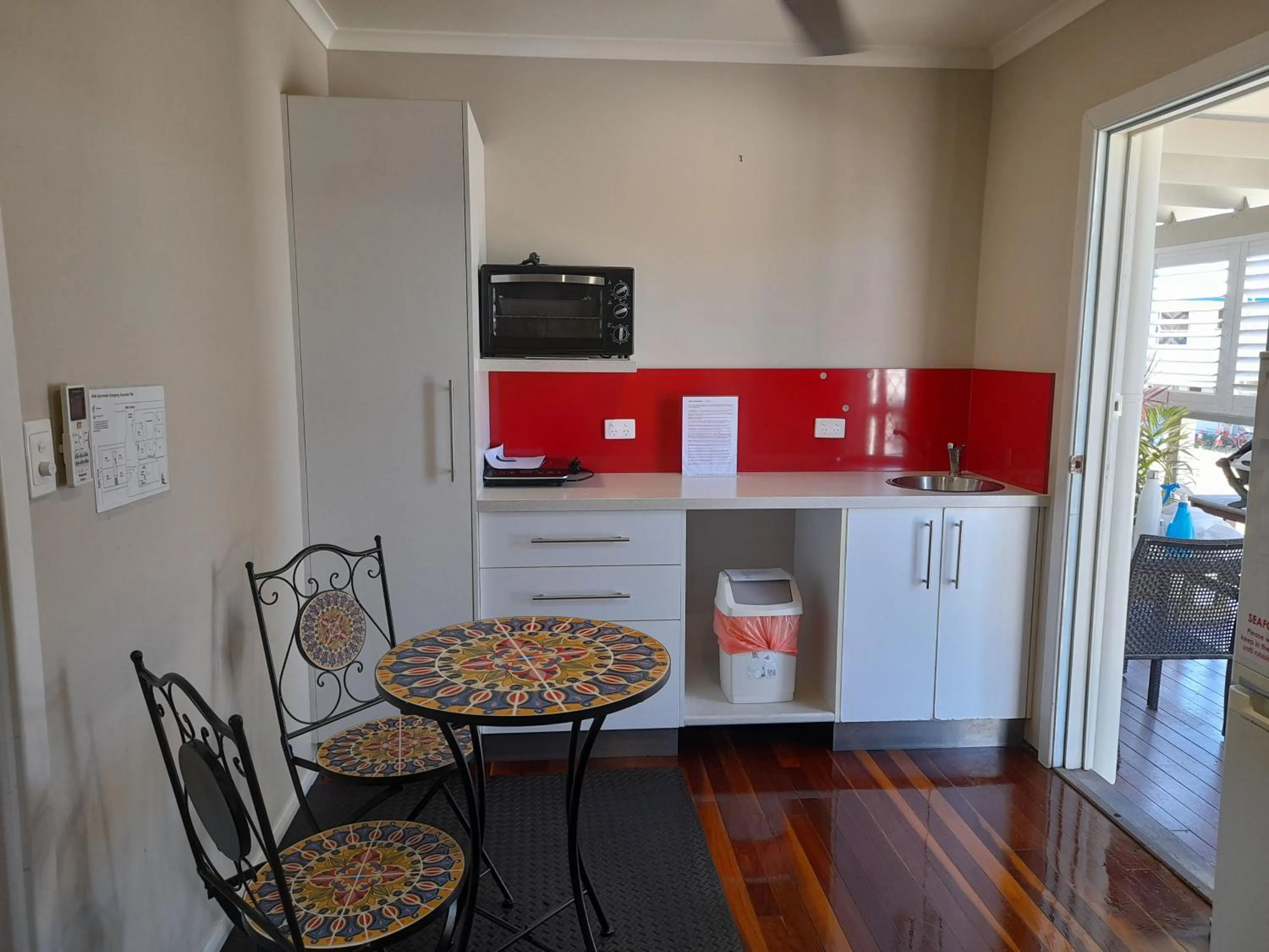 kitchen in Airlie Apartments