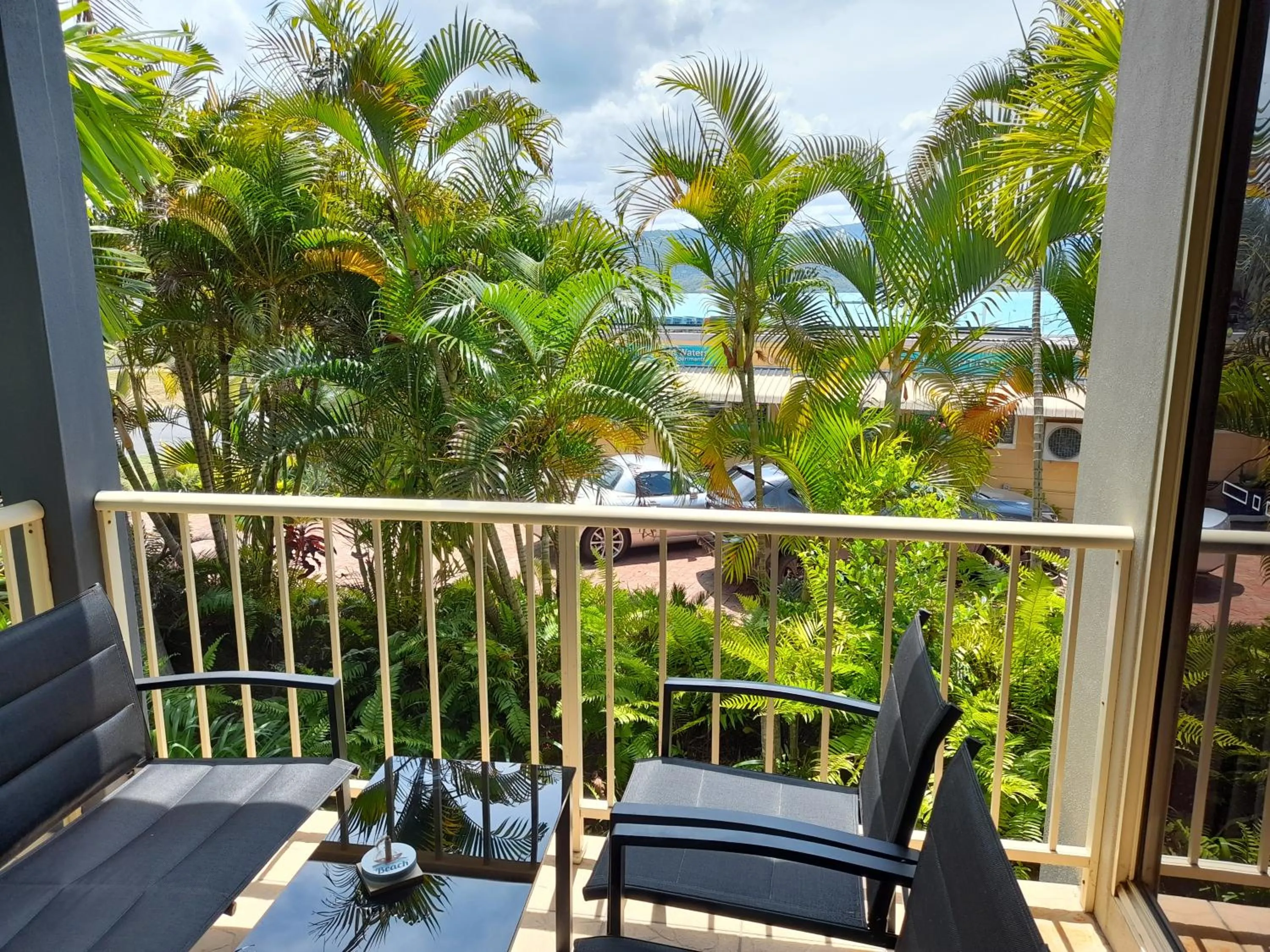 Garden in Airlie Apartments