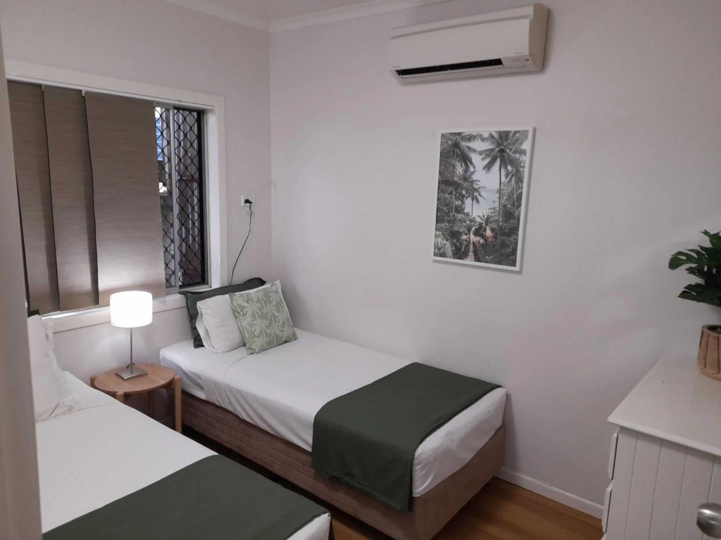 Bed in Airlie Apartments