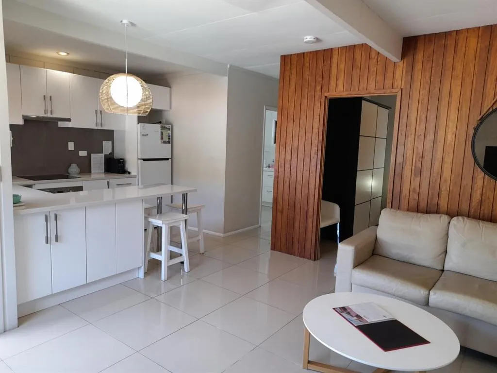 Kitchen or kitchenette in Airlie Apartments