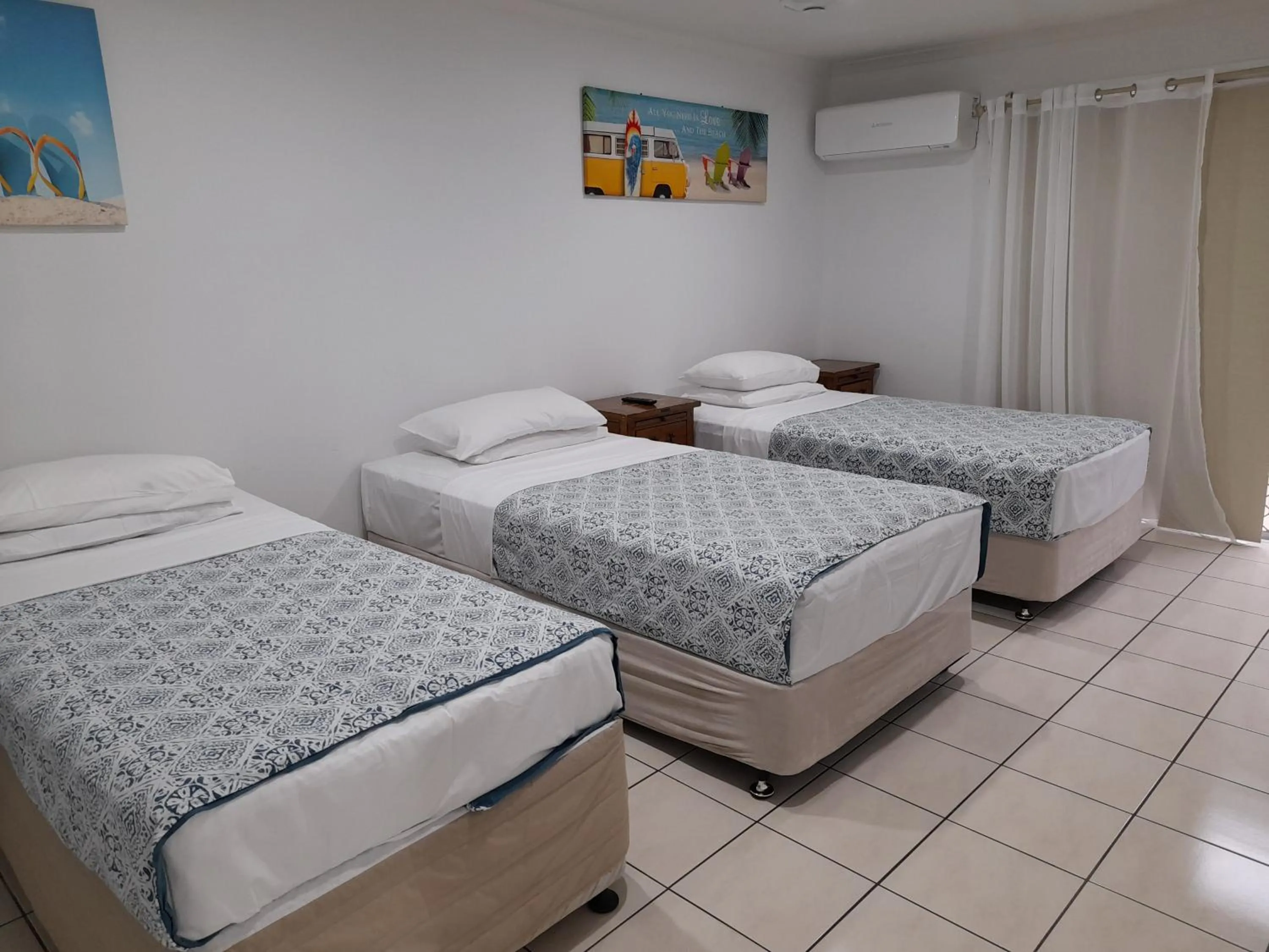 Bedroom, Bed in Airlie Apartments