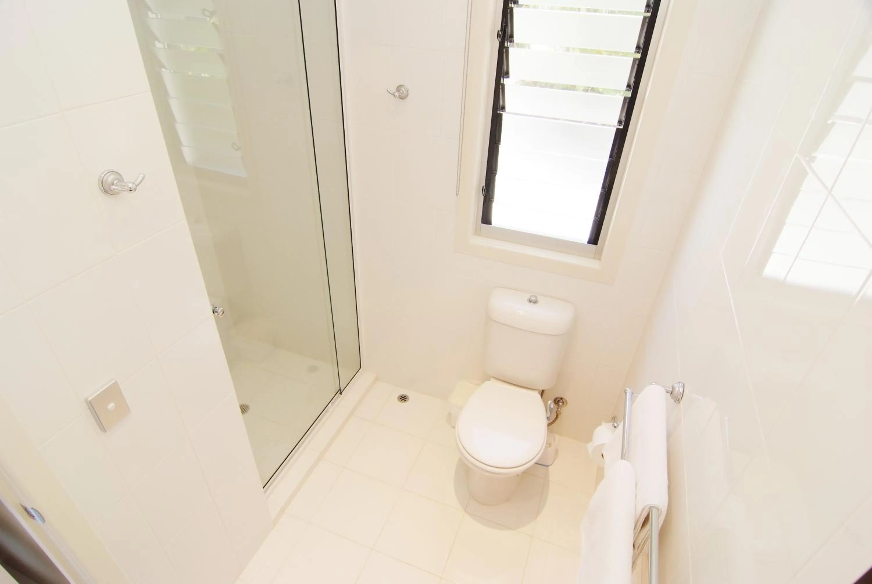 Toilet in Airlie Apartments