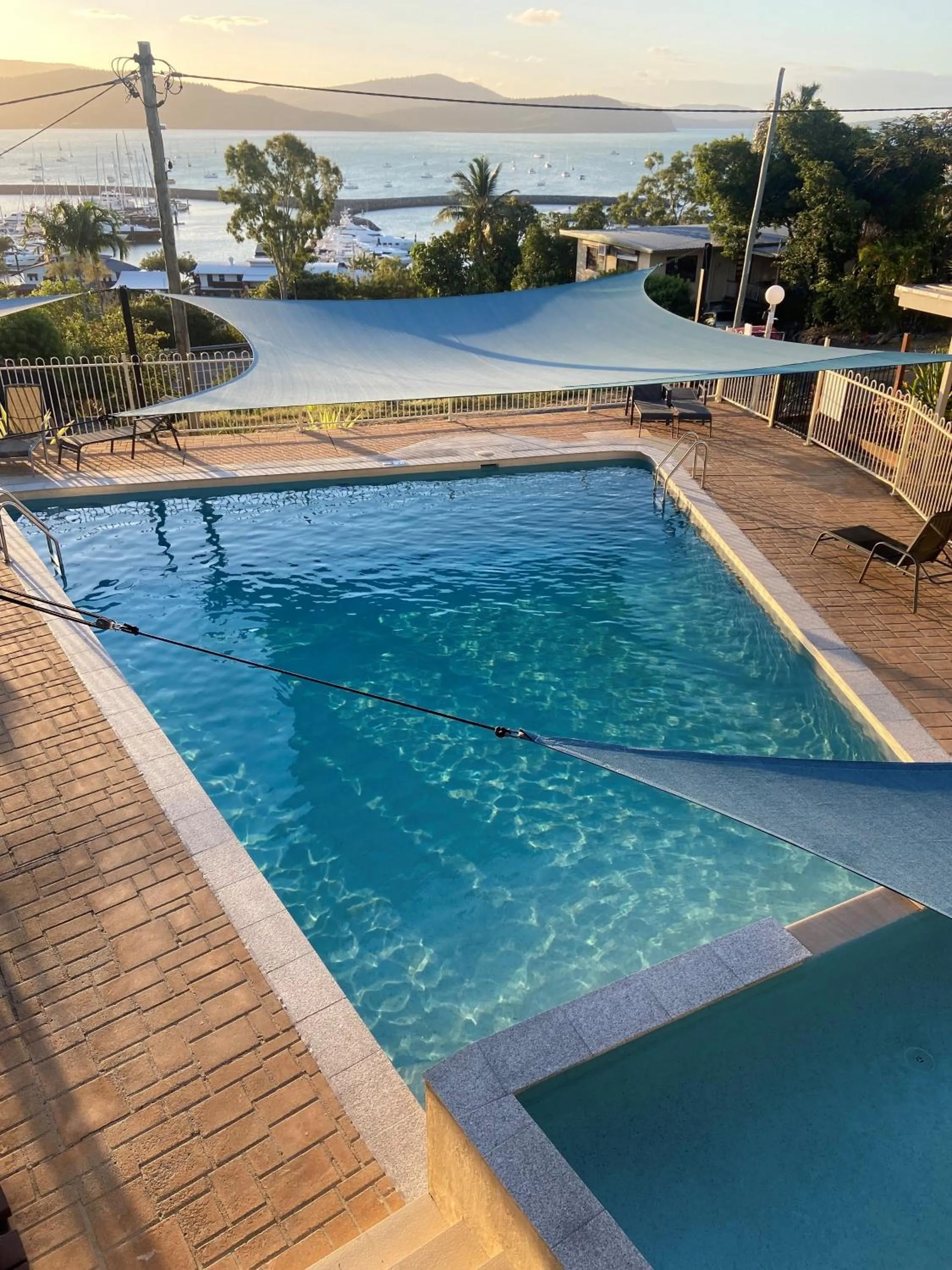 Swimming pool in Airlie Apartments
