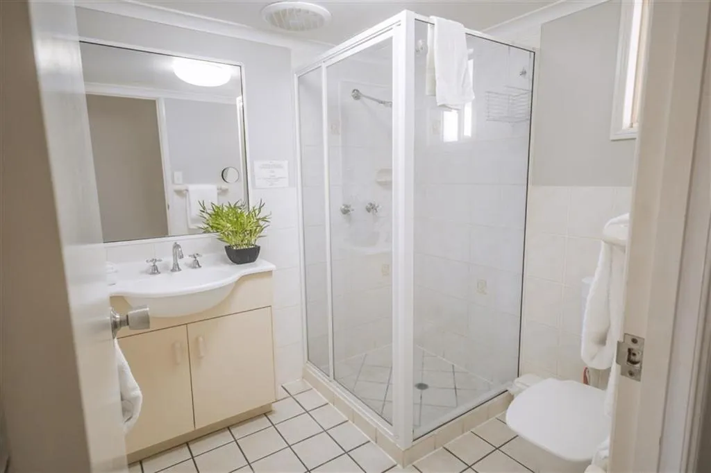 Bathroom in Airlie Apartments