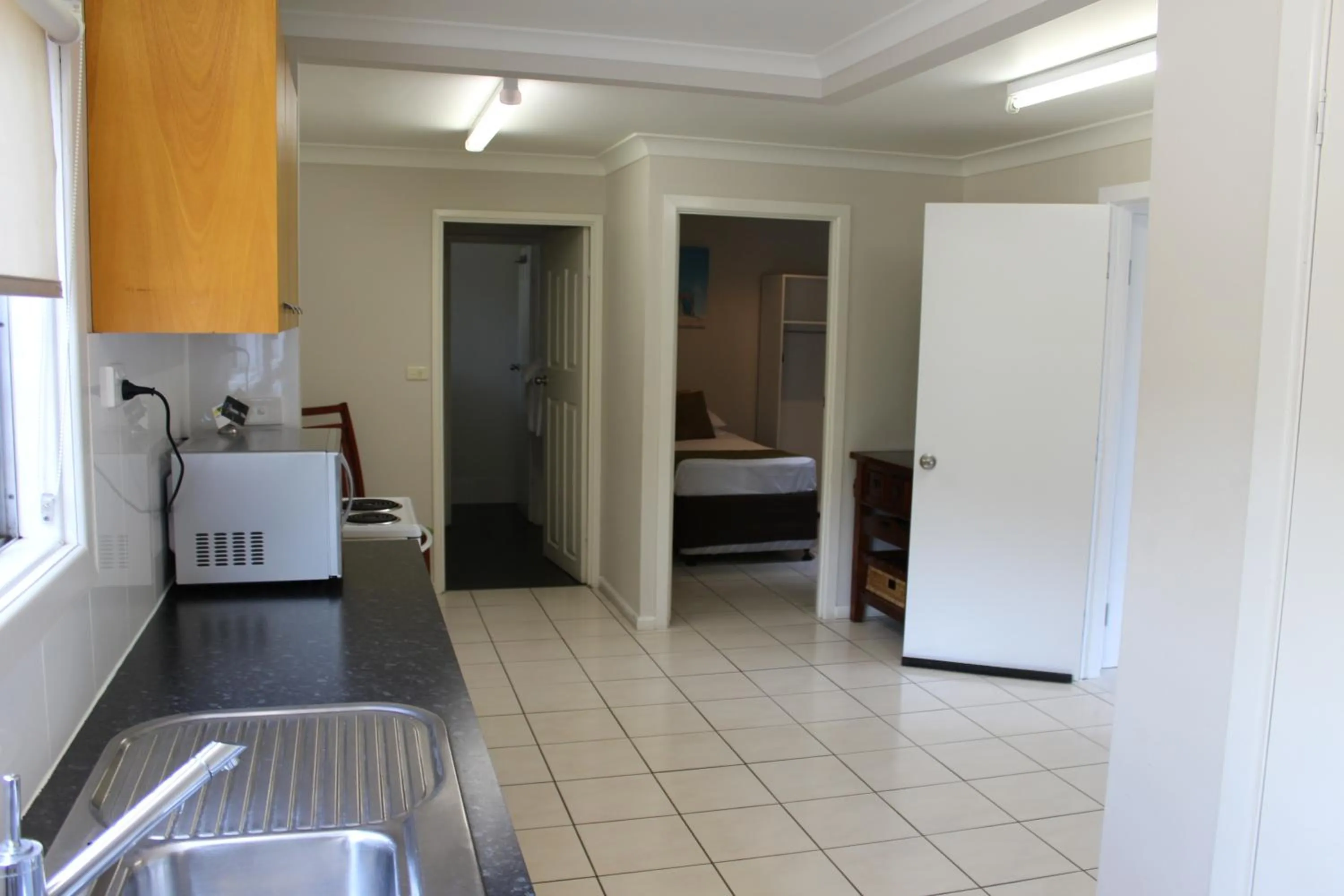 Kitchen or kitchenette in Airlie Apartments