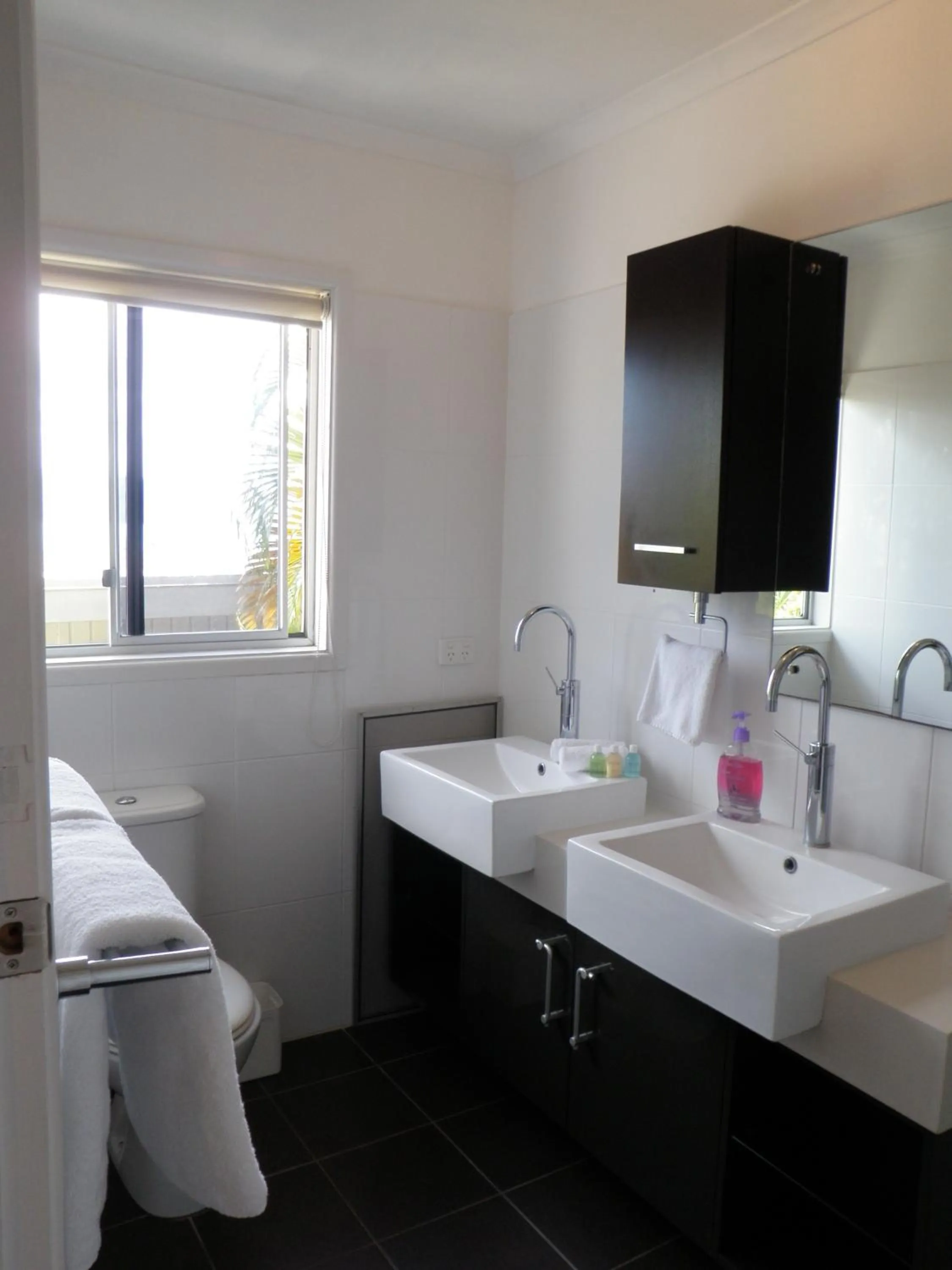 Bathroom in Airlie Apartments