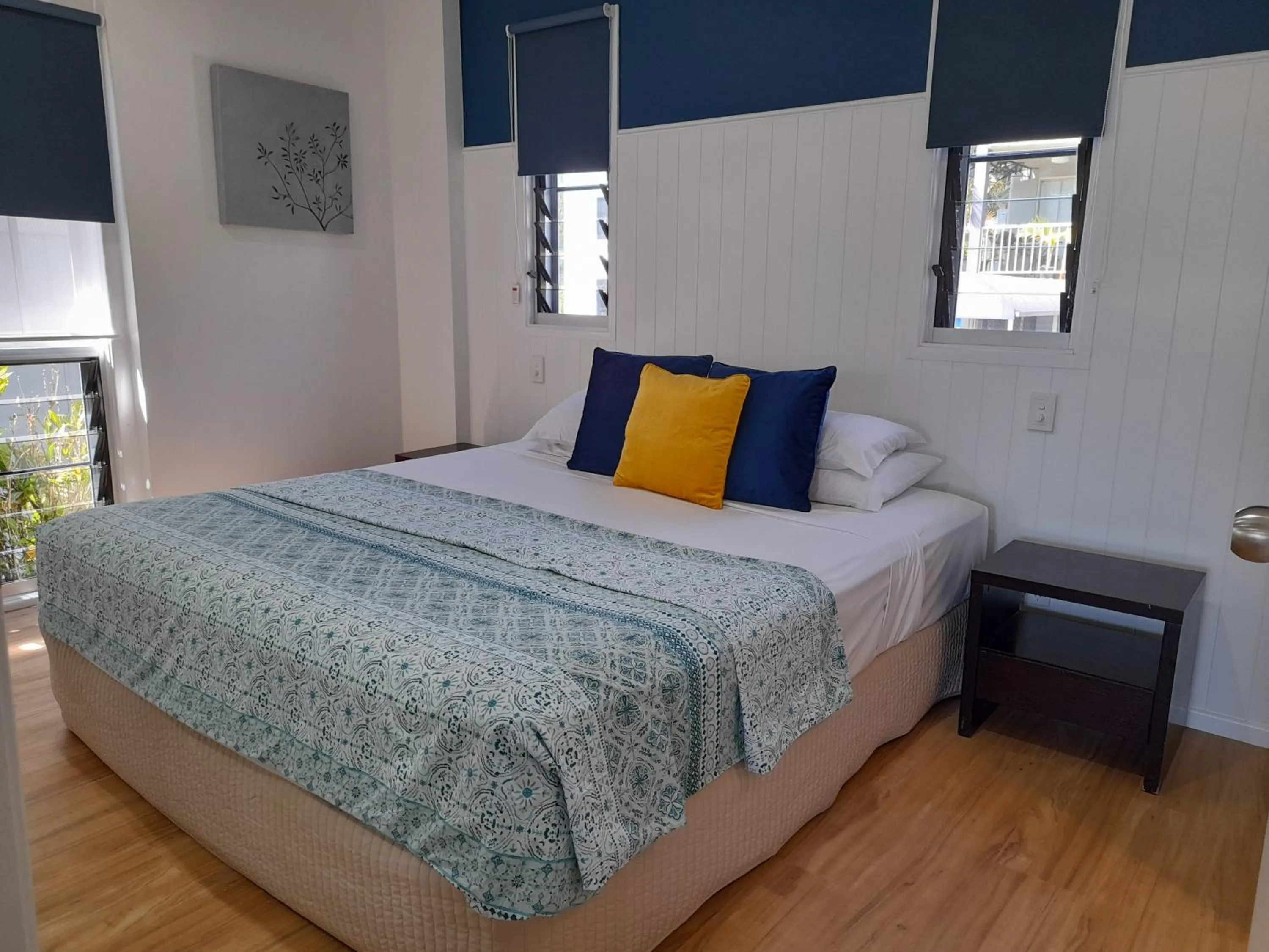 Bedroom, Bed in Airlie Apartments