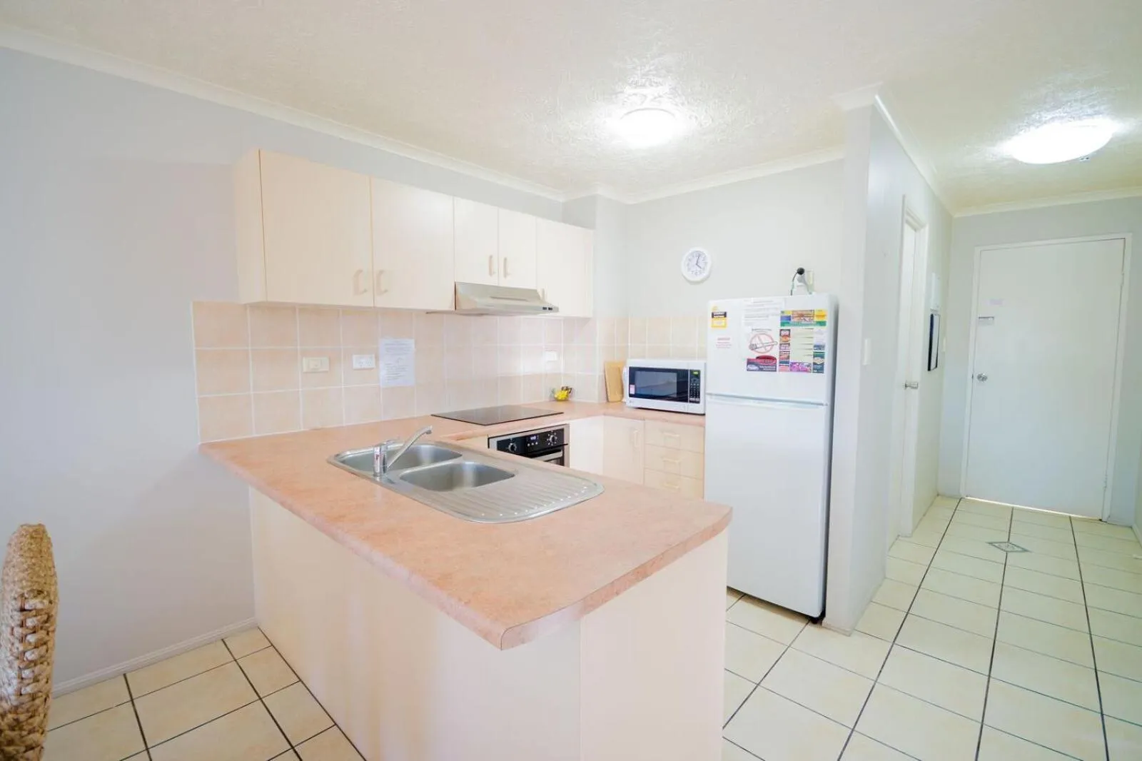 Kitchen or kitchenette in Airlie Apartments