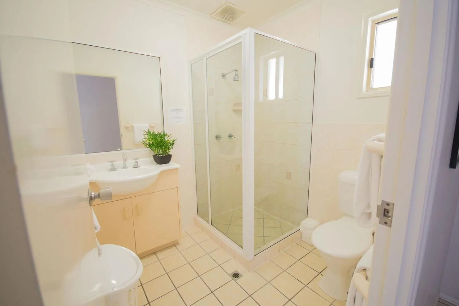 Bathroom in Airlie Apartments