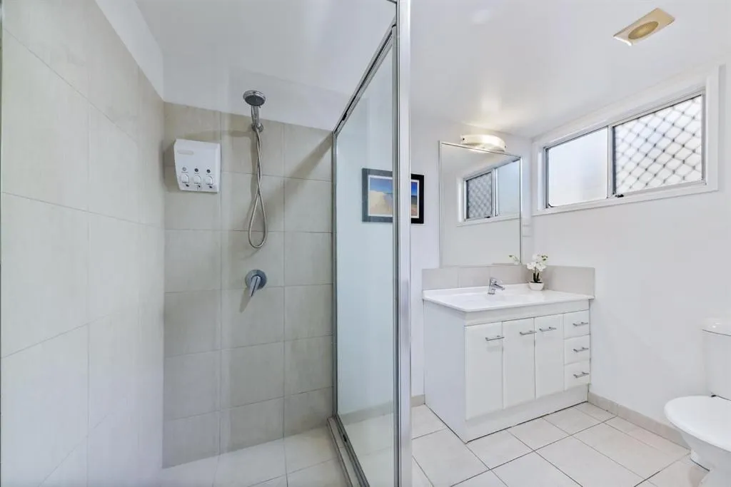 Bathroom in Airlie Apartments