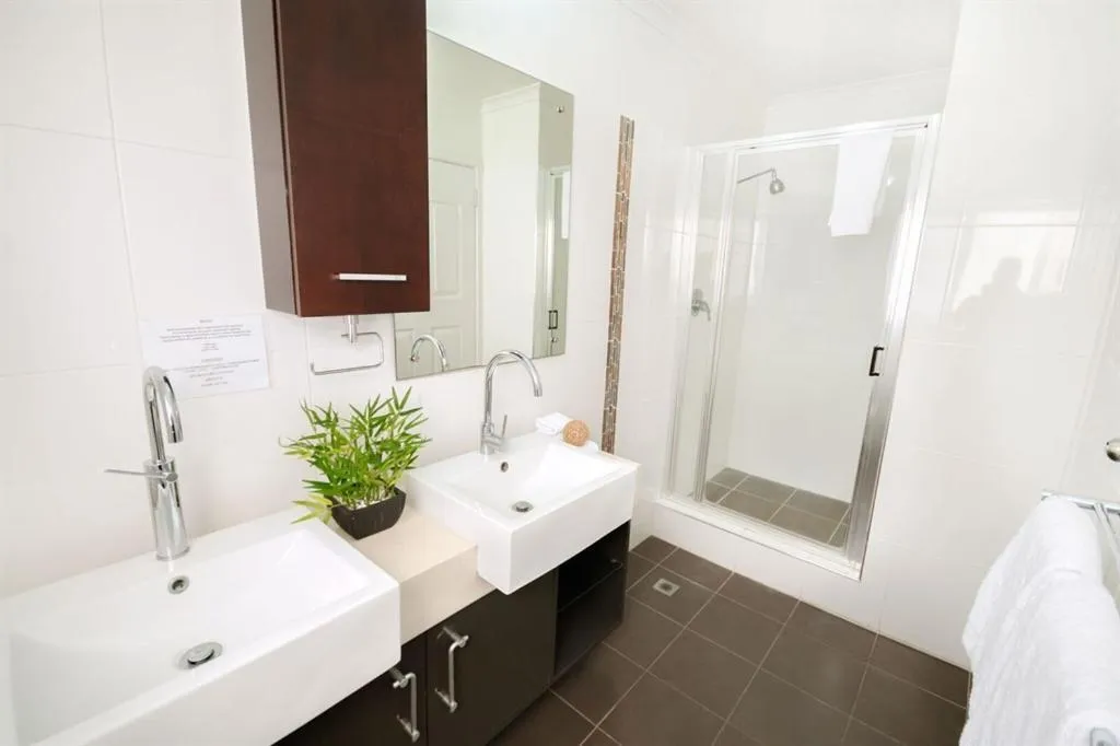 Bathroom in Airlie Apartments