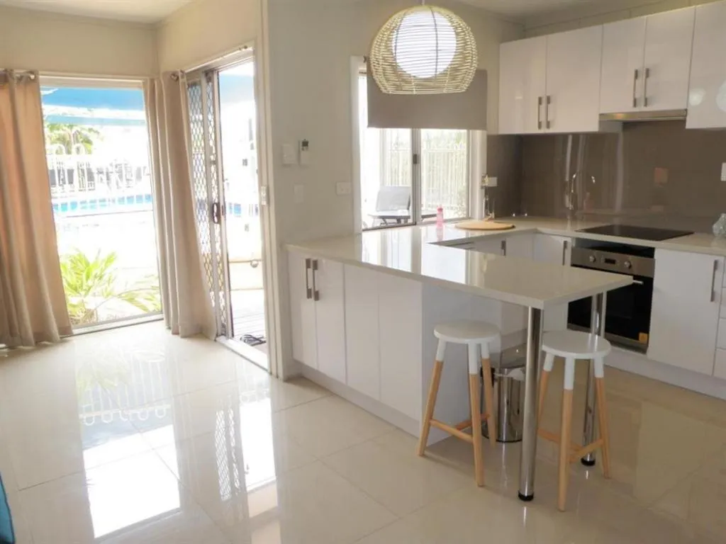 Kitchen or kitchenette in Airlie Apartments
