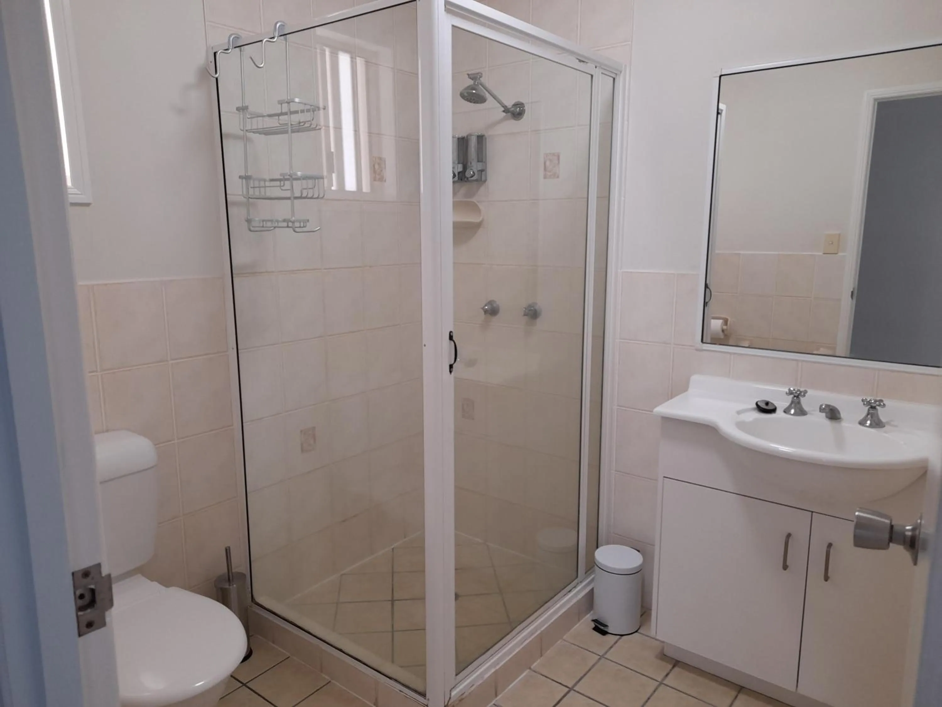 Bathroom in Airlie Apartments