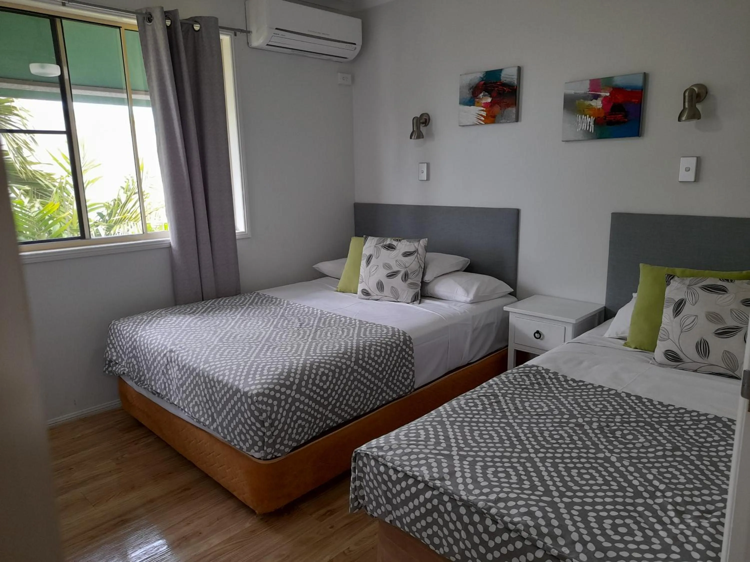 Bedroom, Bed in Airlie Apartments