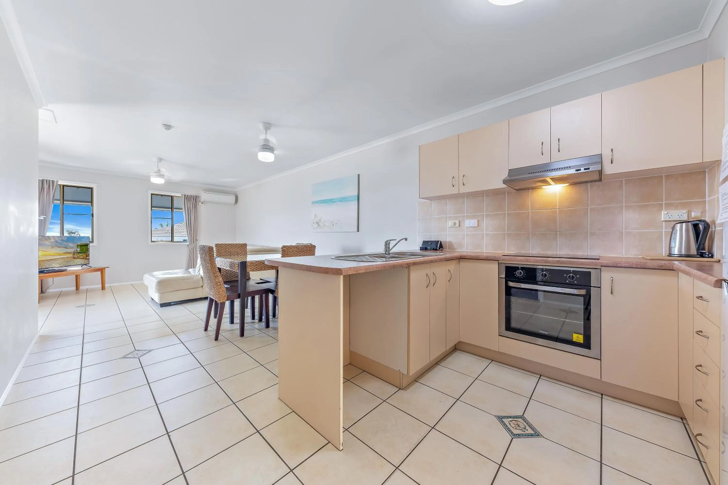Kitchen or kitchenette in Airlie Apartments