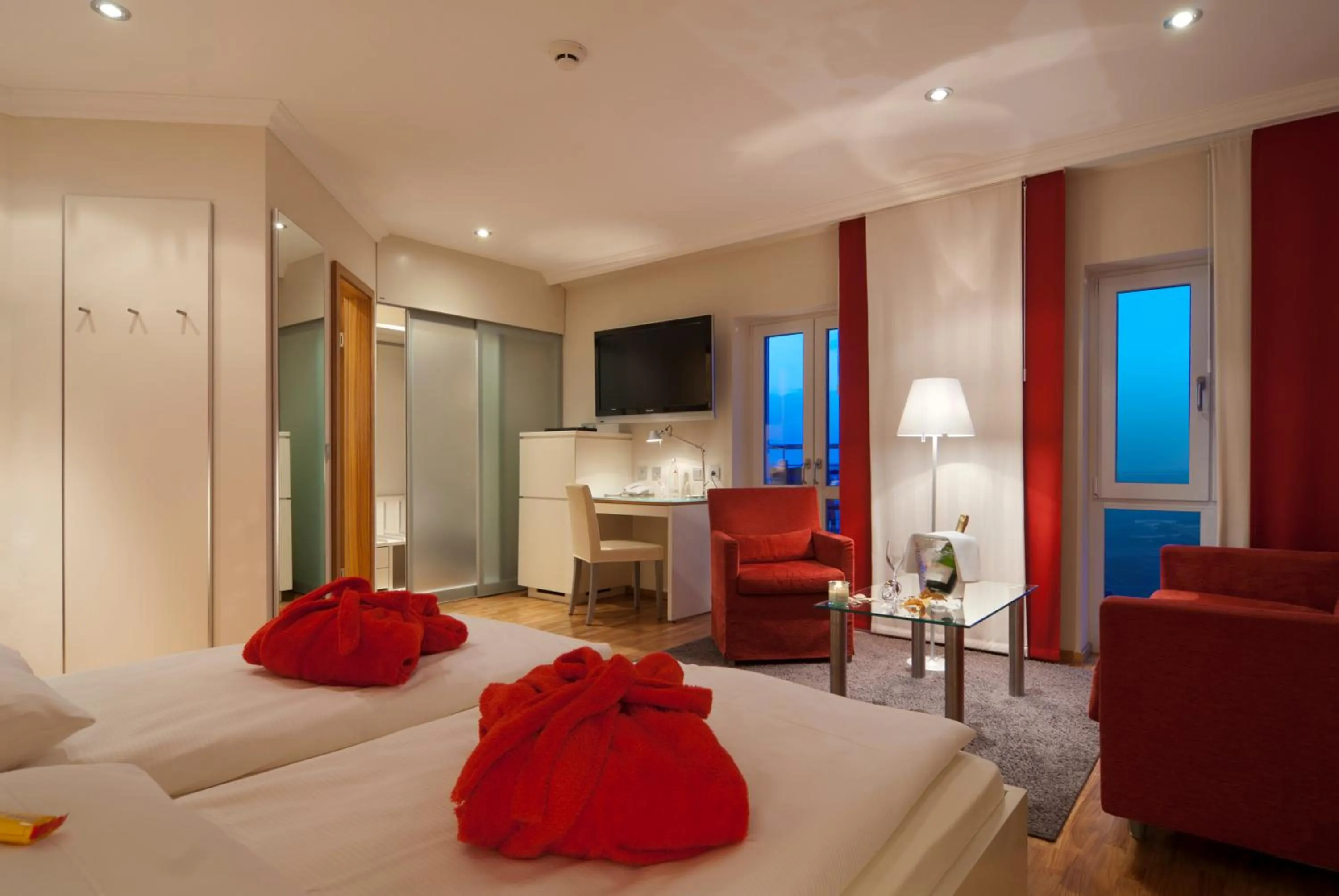 Seating area, Bed in Strandhotel Georgshöhe