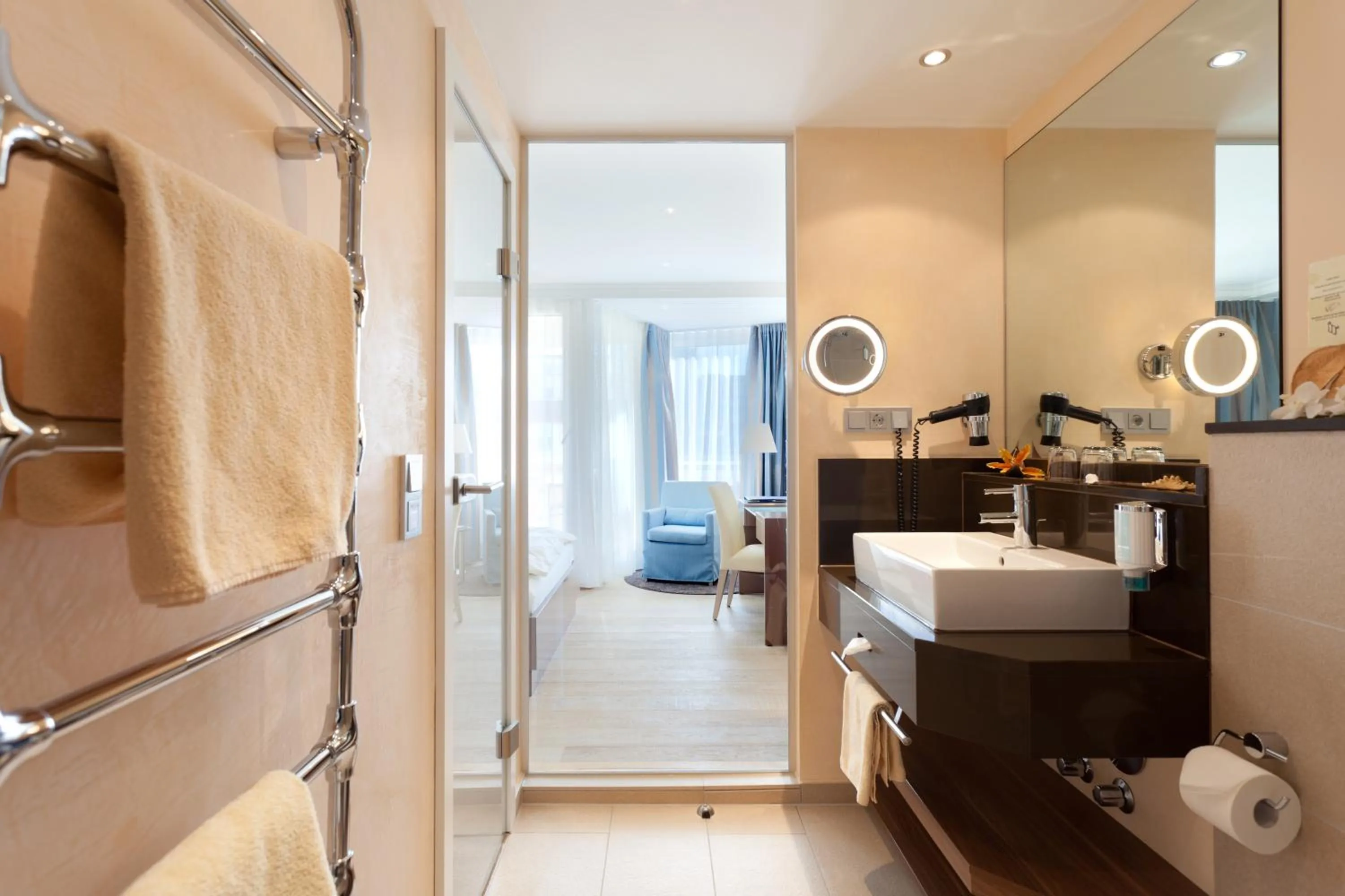 Bathroom, Bed in Strandhotel Georgshöhe