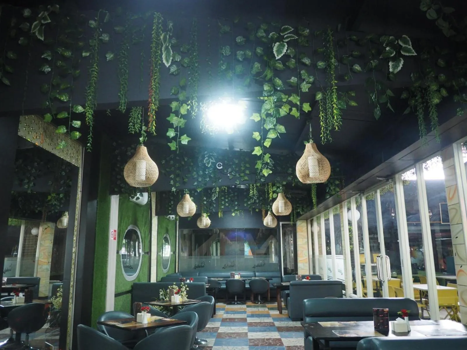 Restaurant/places to eat in Hotel Oval