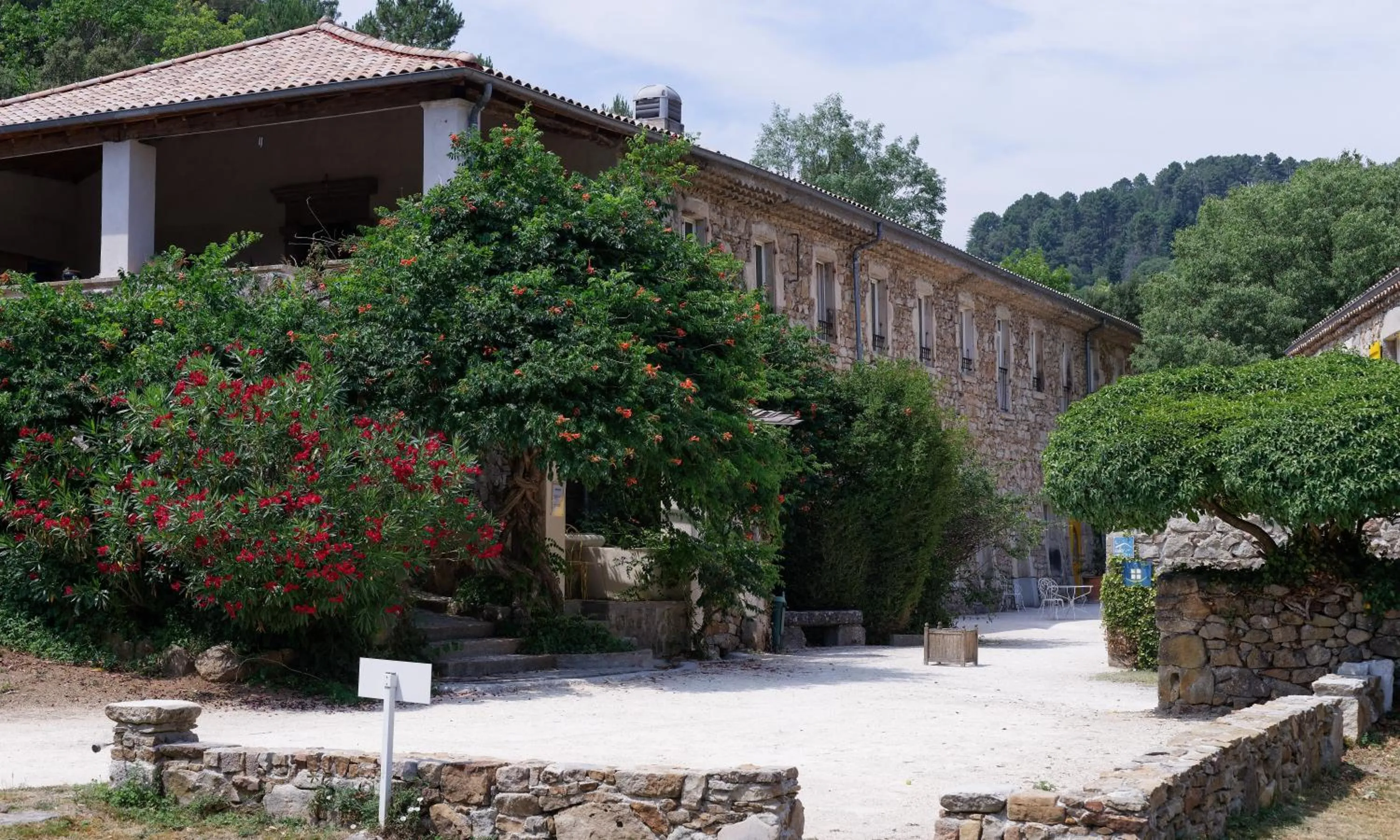 Logis Hôtel Restaurant Le Domaine de l'Eau Vive
