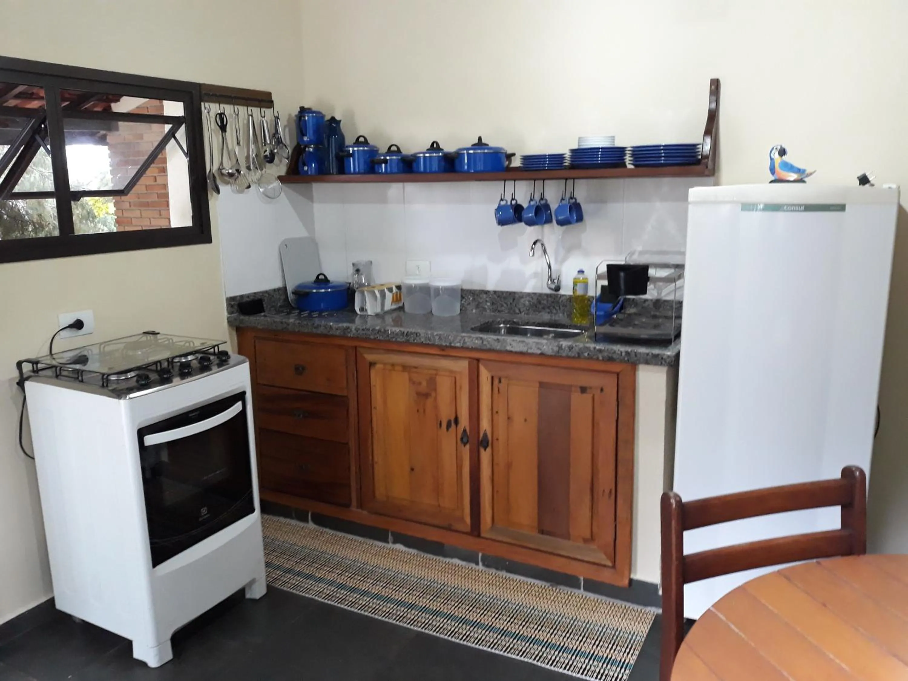 Kitchen or kitchenette in Chalé Karin Sampaio