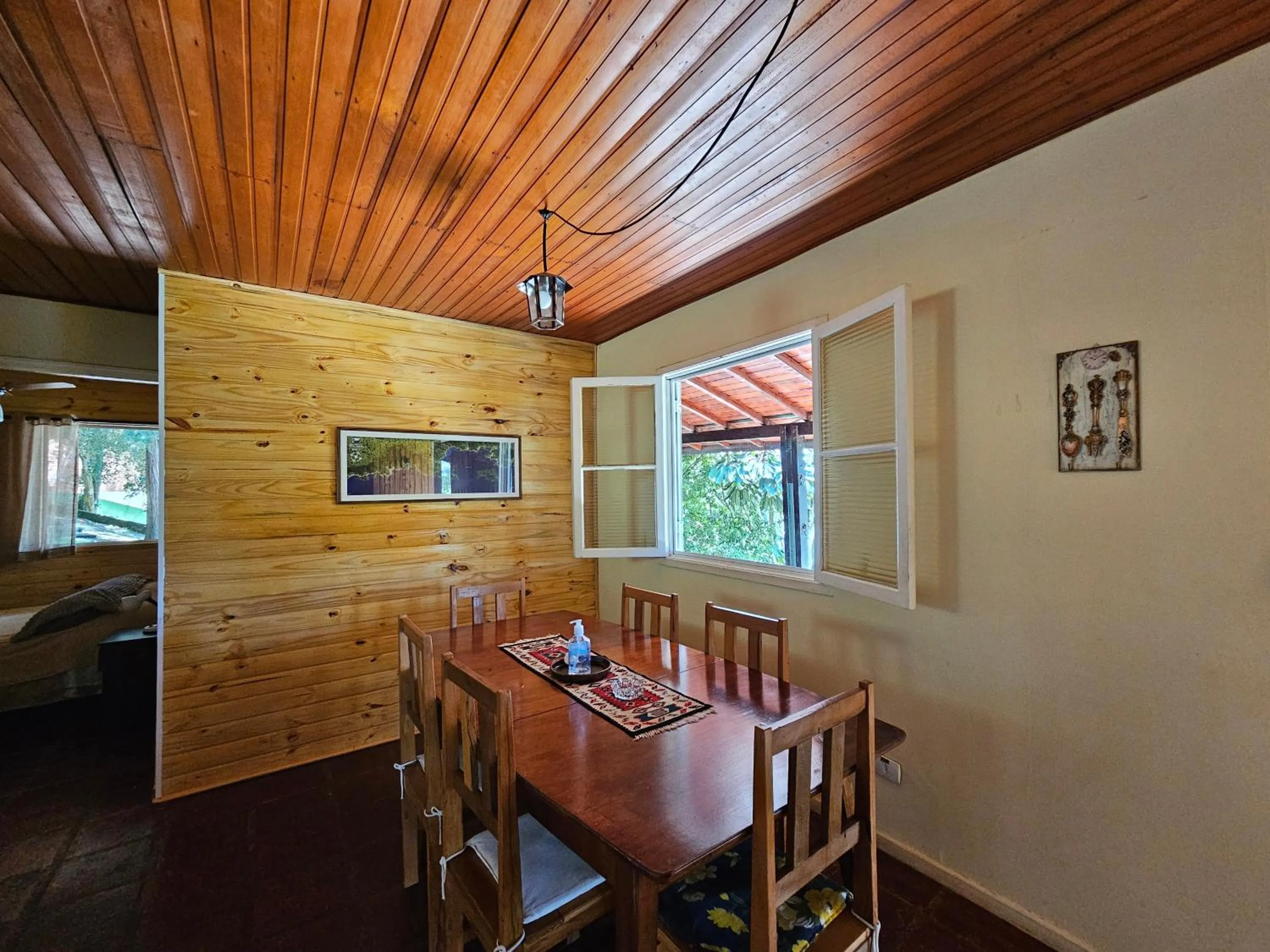 Dining area in Chalé Karin Sampaio