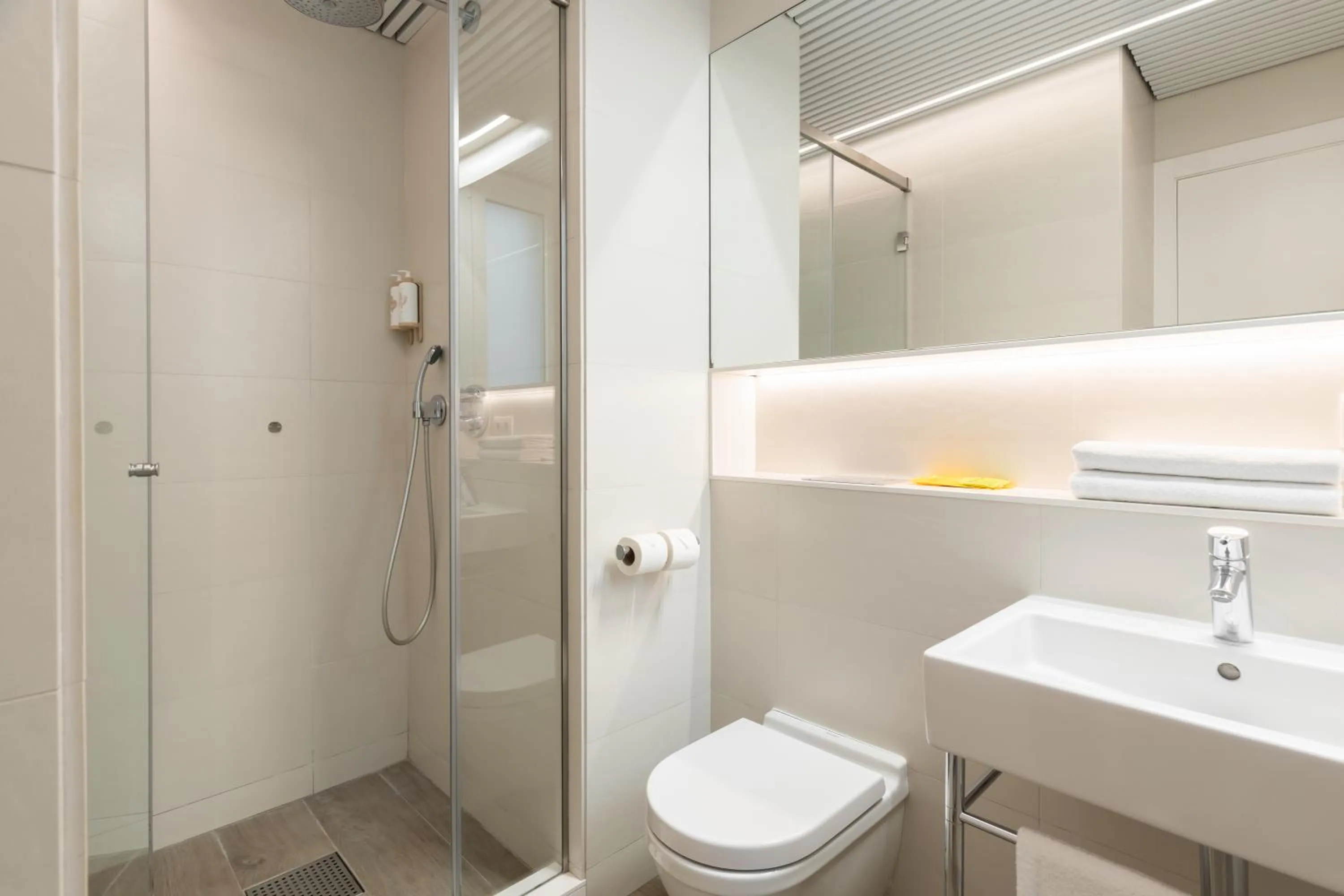 Shower in Cosmo Apartments Marina – Auditori